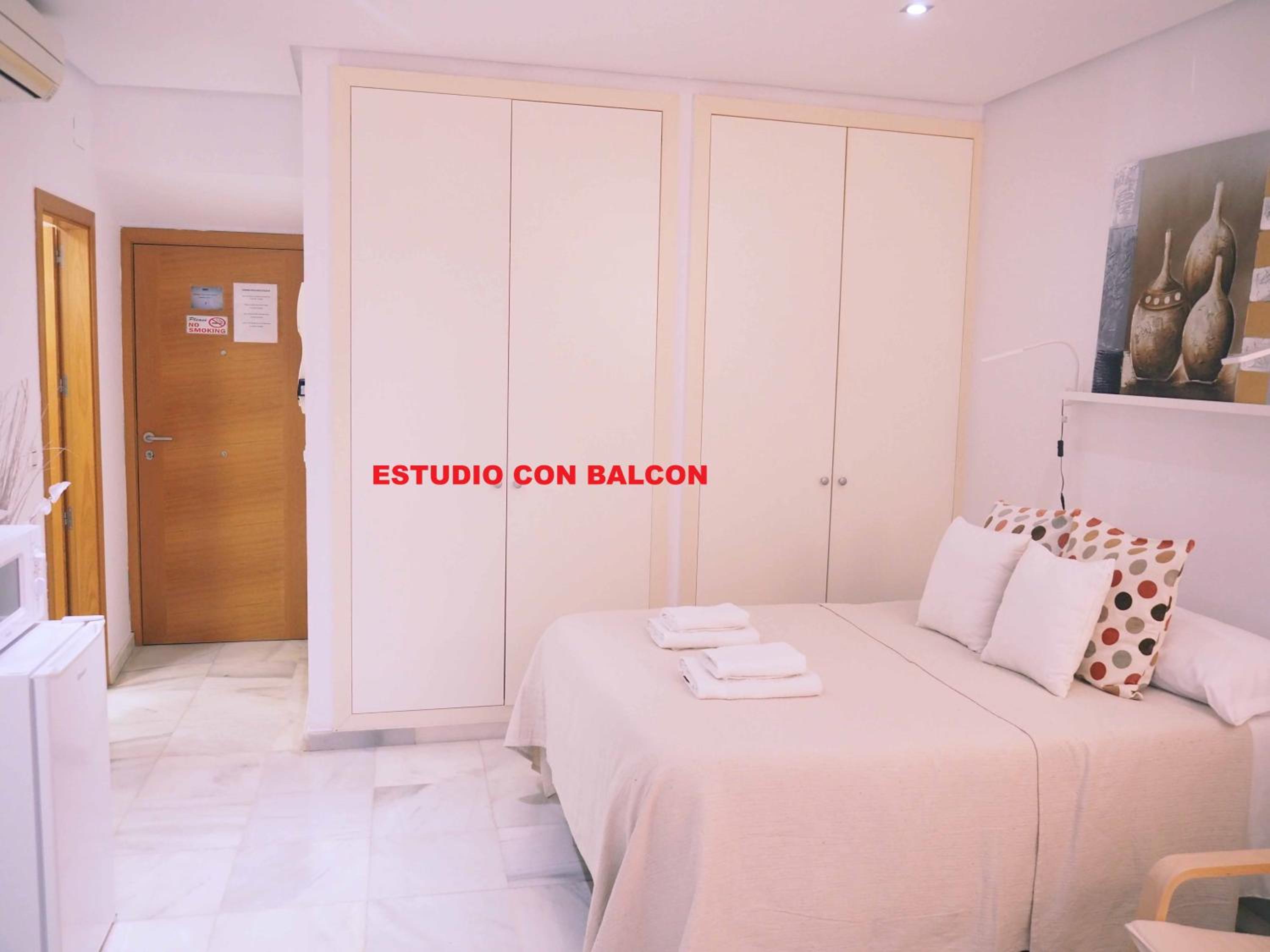 Studio with Balcony - Photo 29