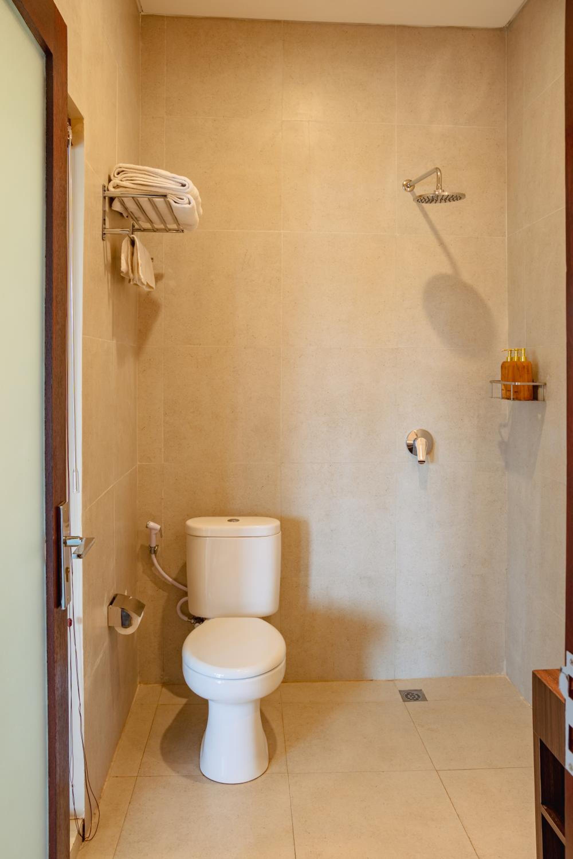Standard King Room - Photo 7