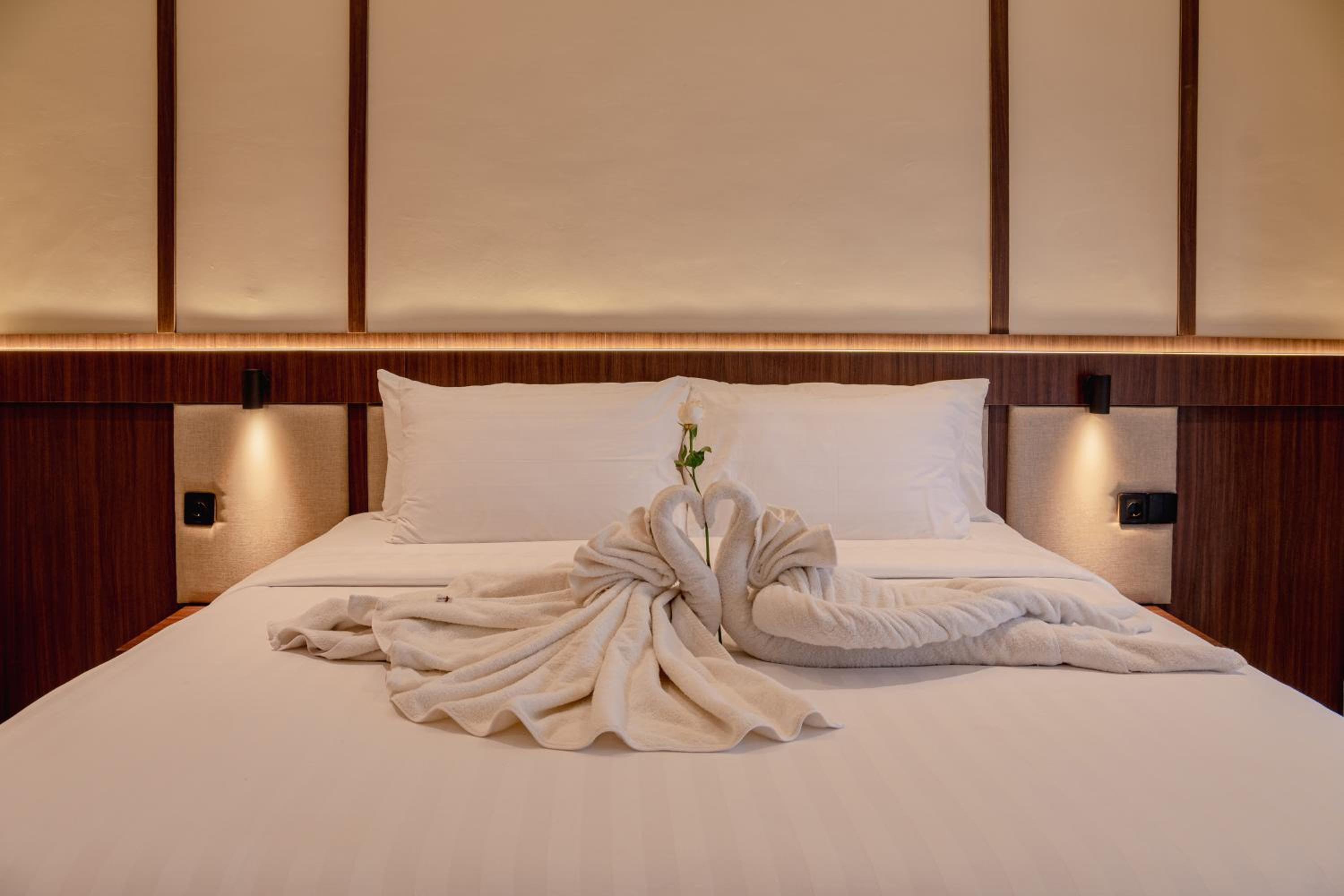 Standard King Room - Photo 10