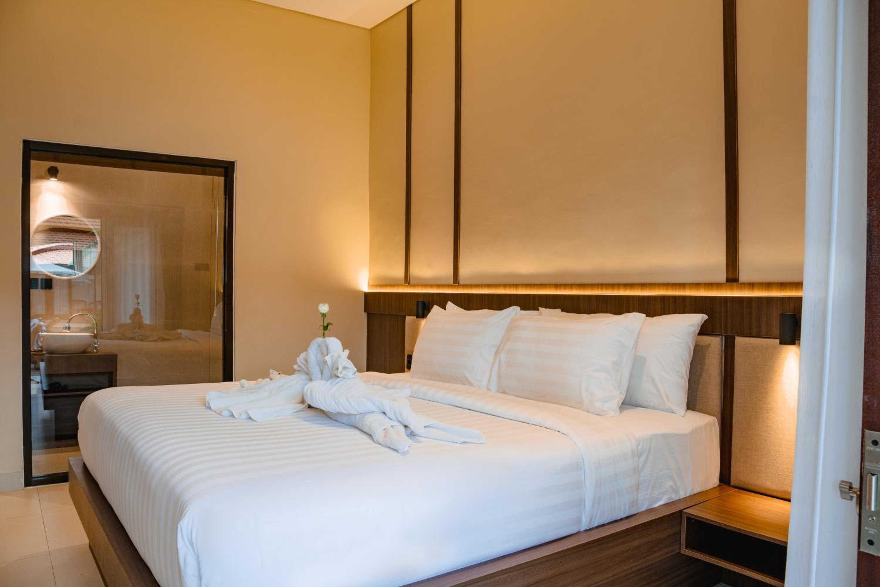 Standard King Room - Photo 11