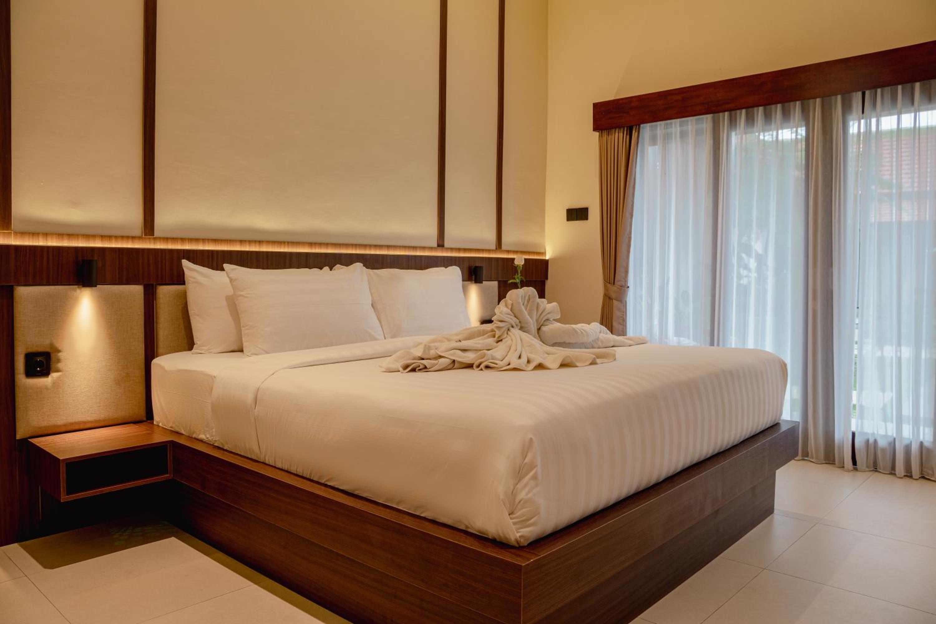 Standard King Room - Photo 12
