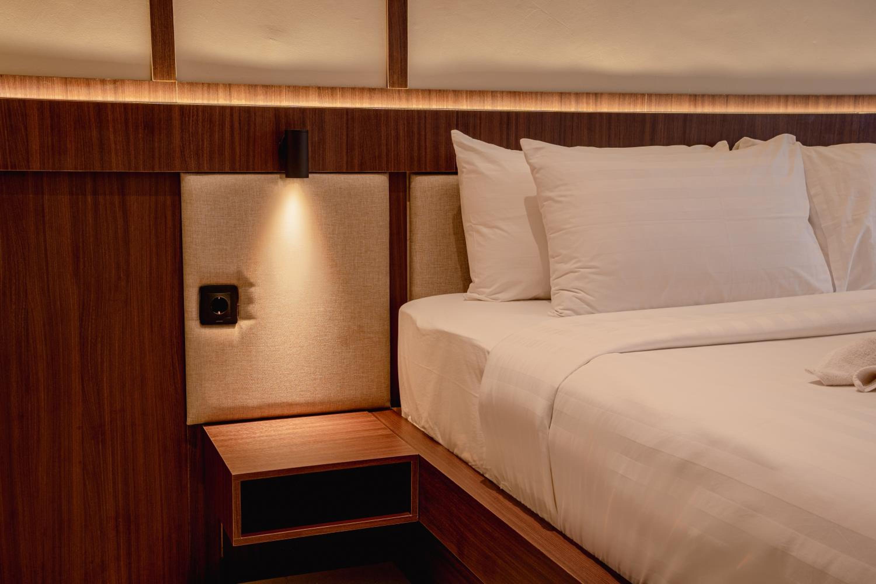 Standard King Room - Photo 8