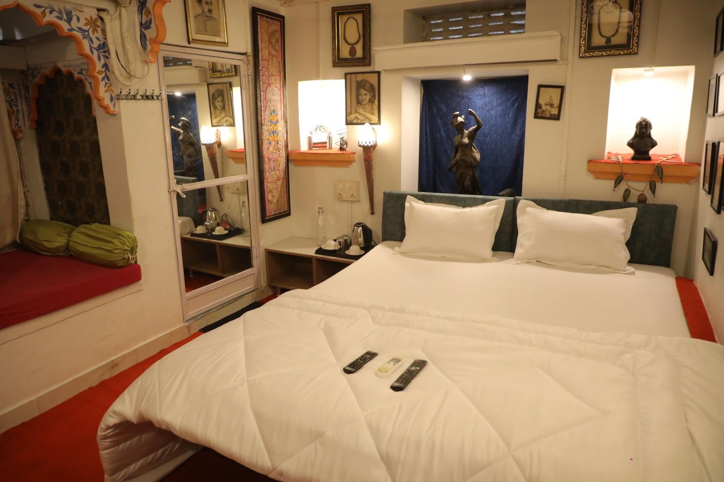 Suite - Photo 25
