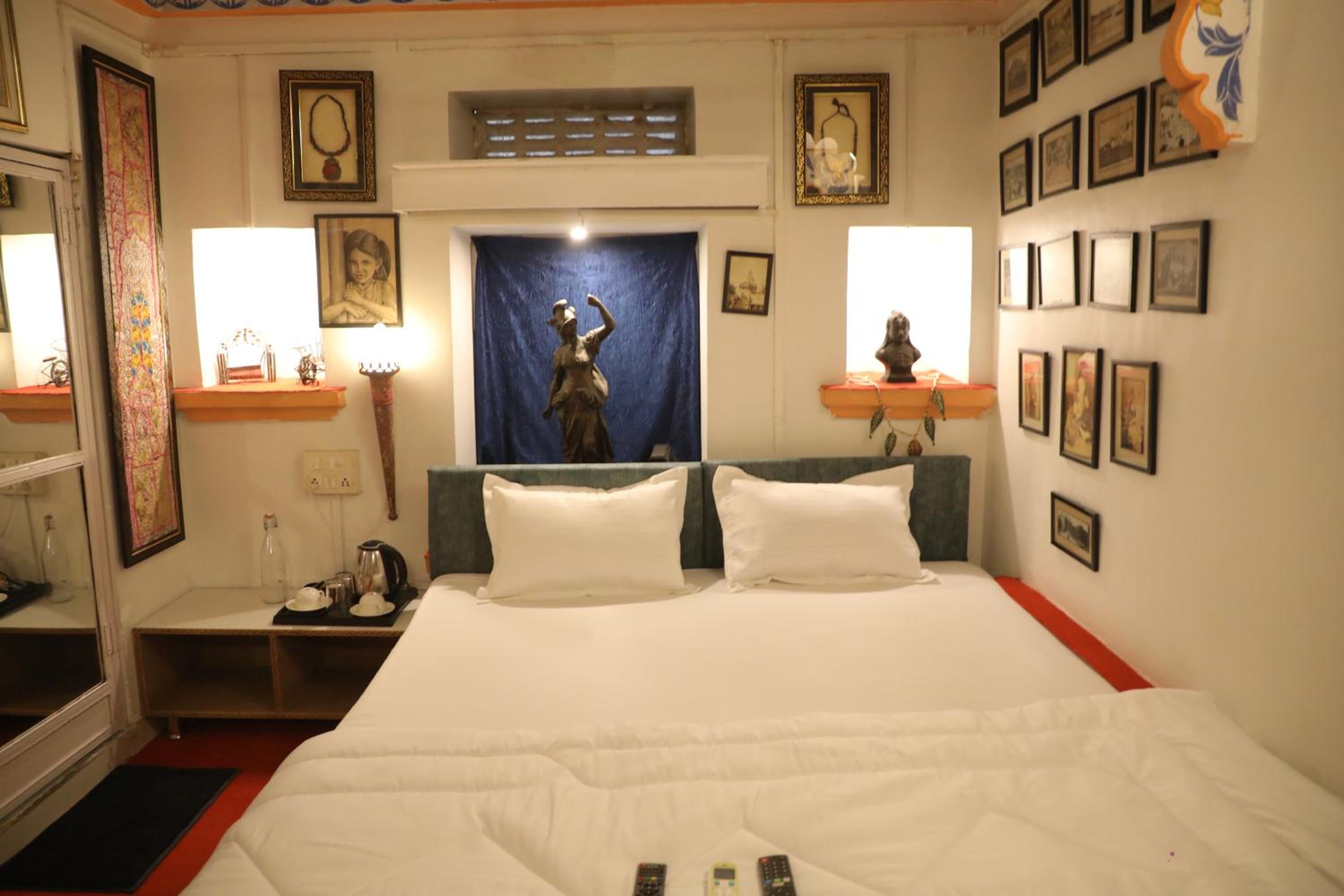 Suite - Photo 24