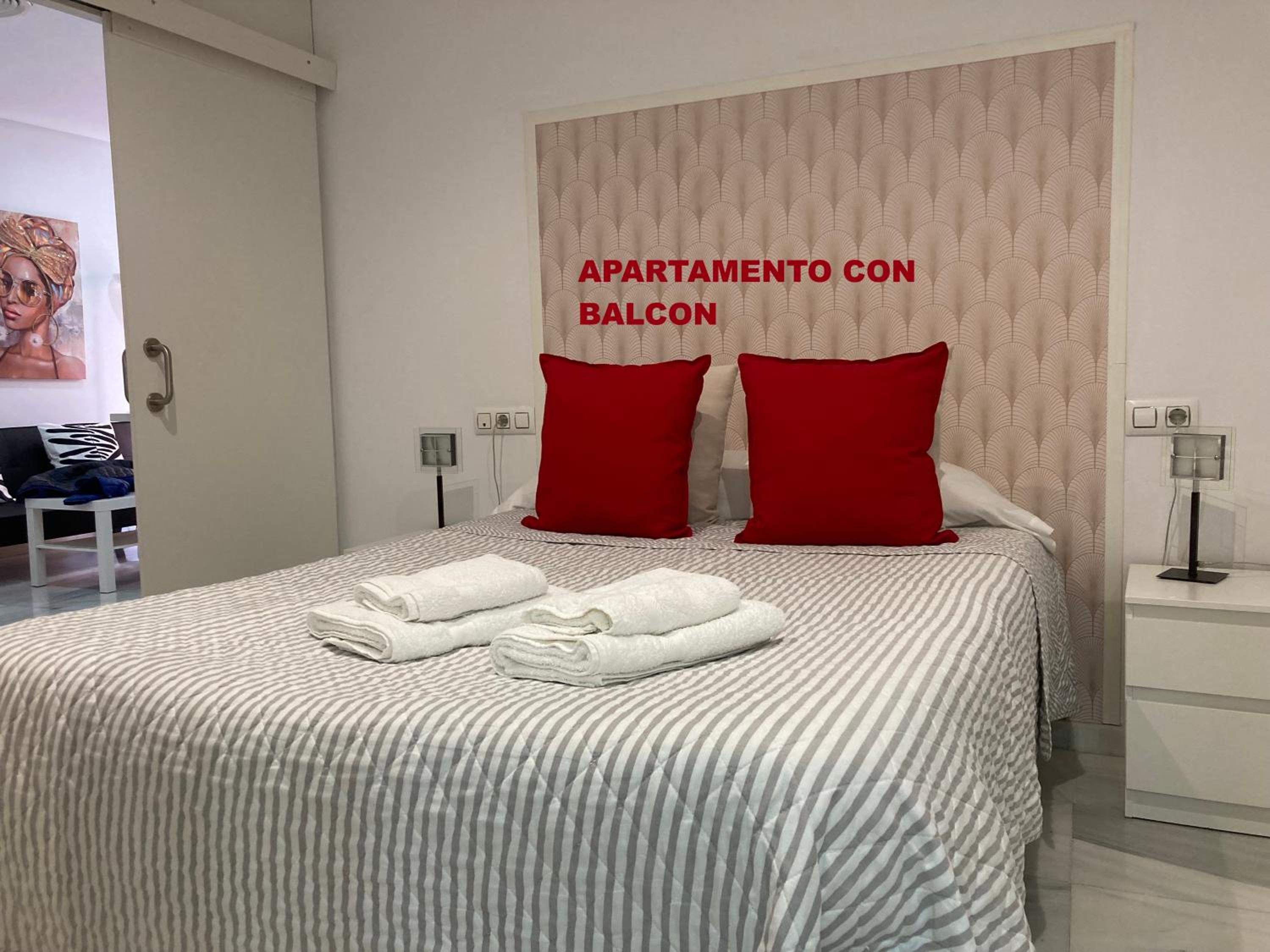 Apartment with Balcony - Photo 4