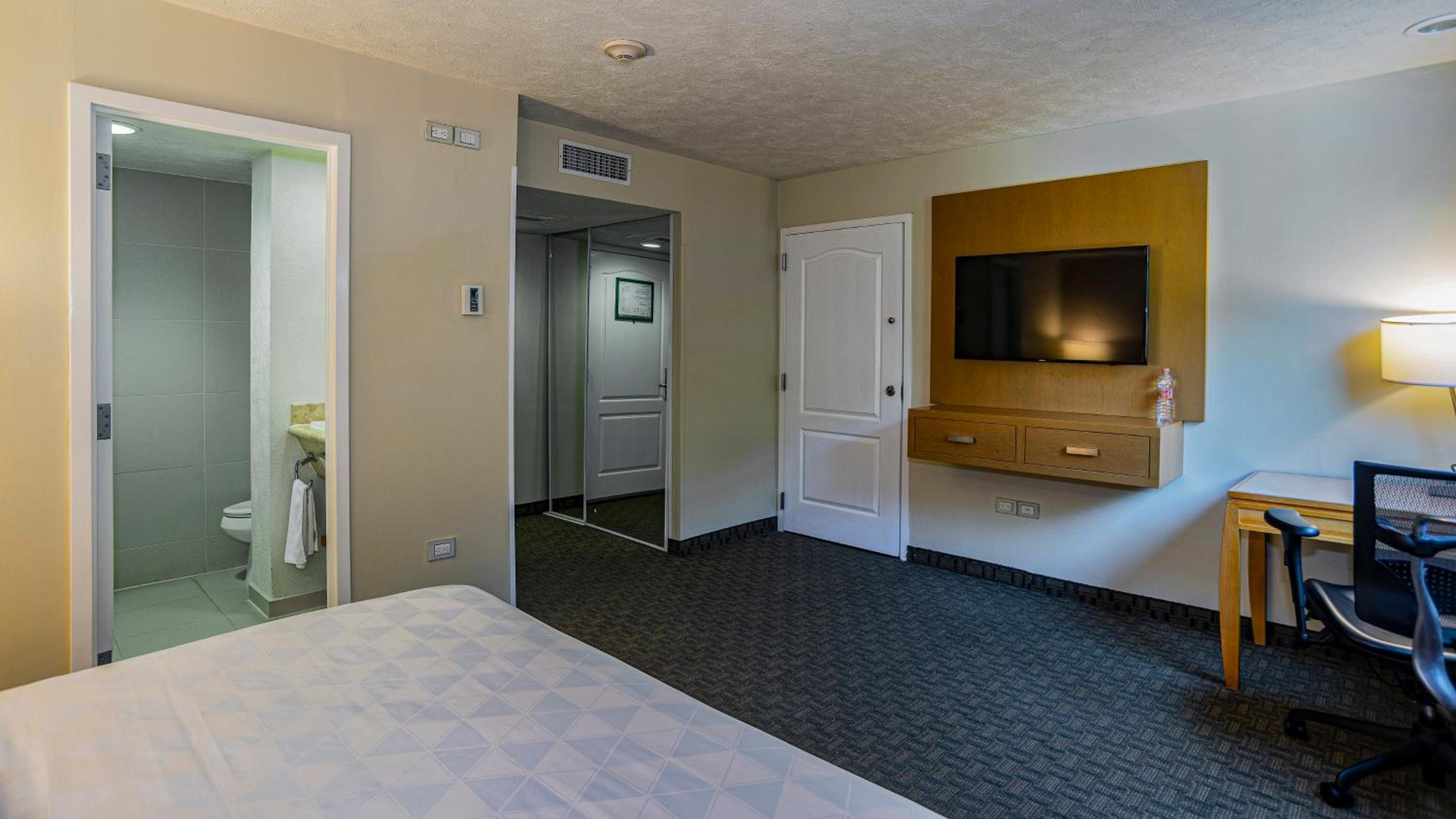 Standard King Room - Photo 4