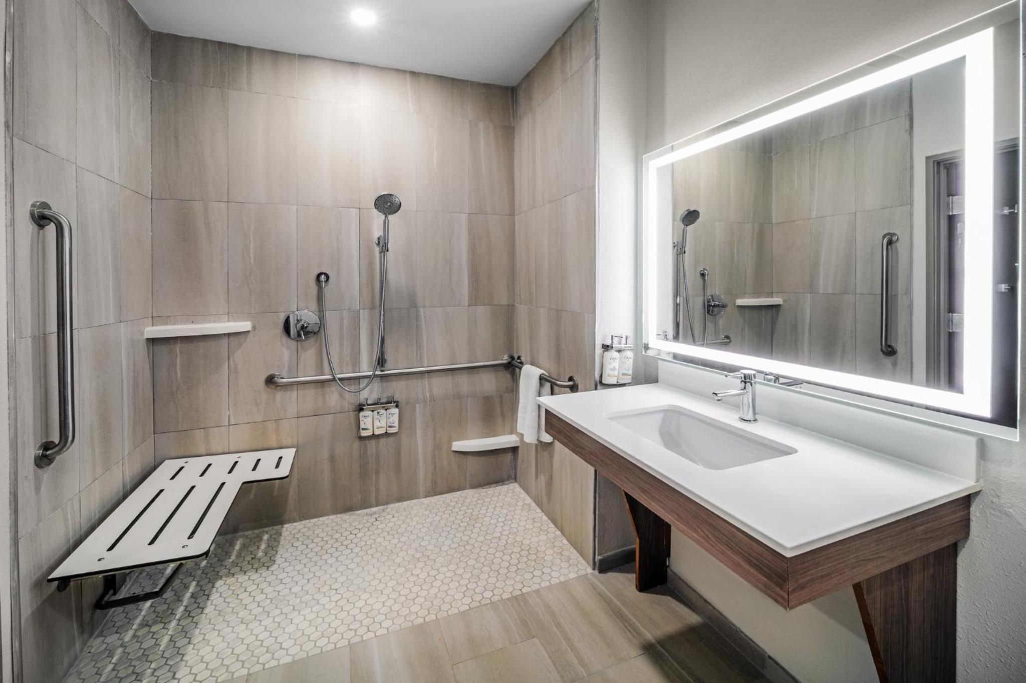Standard King Room with Mobility Accessible Roll-In Shower - Photo 4