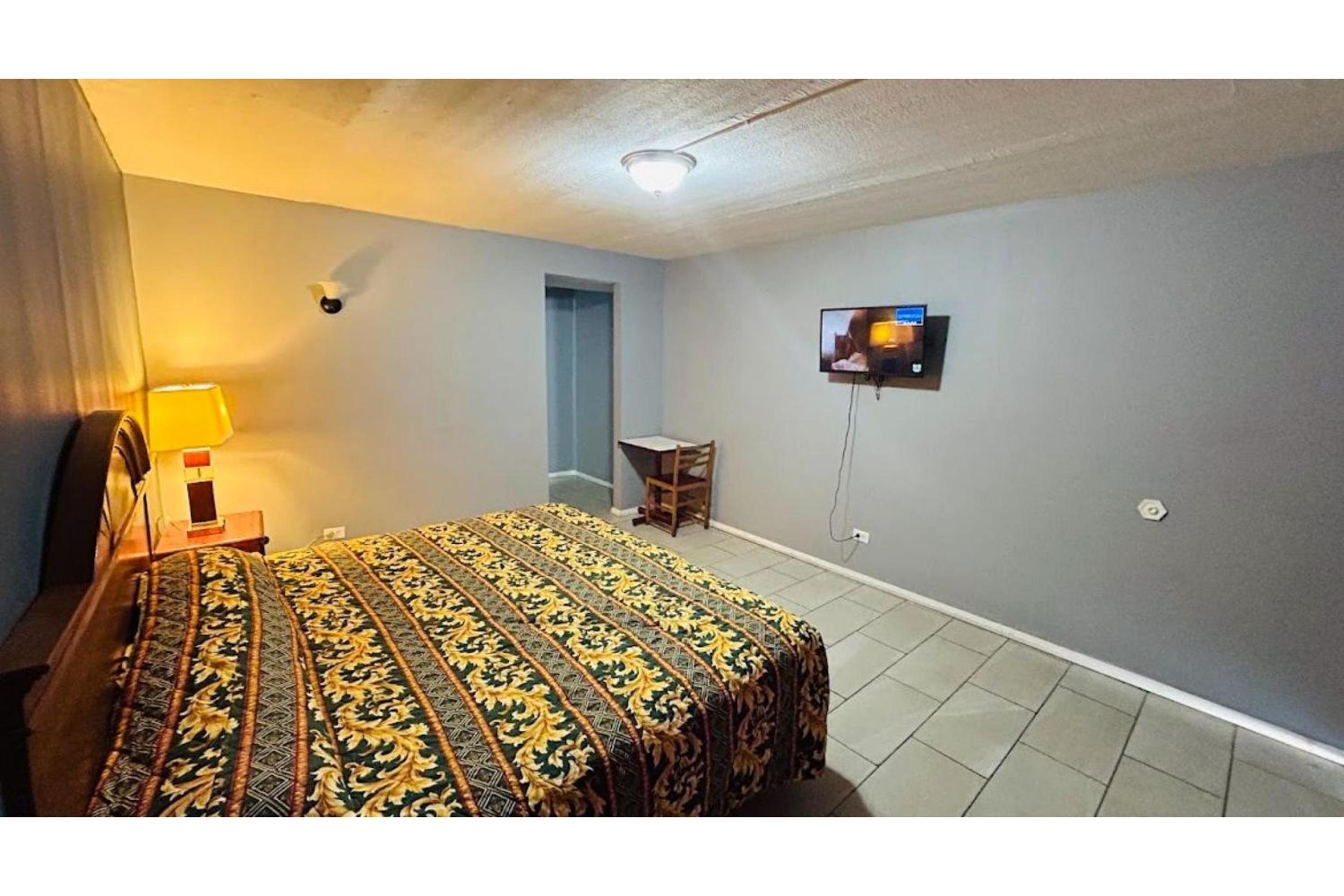 Premium Queen Bed Non-Smoking - Photo 2