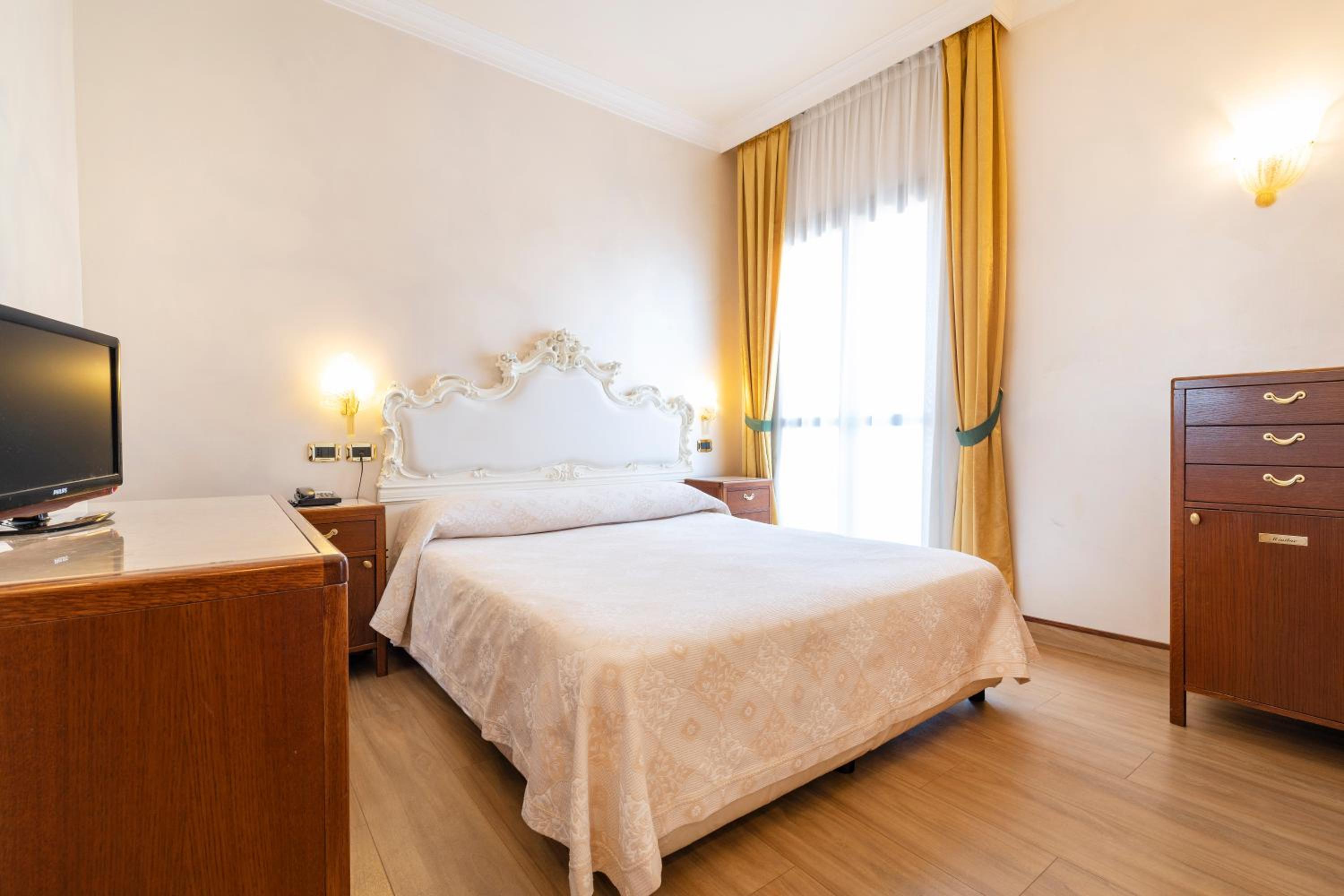 Superior Double Room with Front Lagoon View thumbnail 5