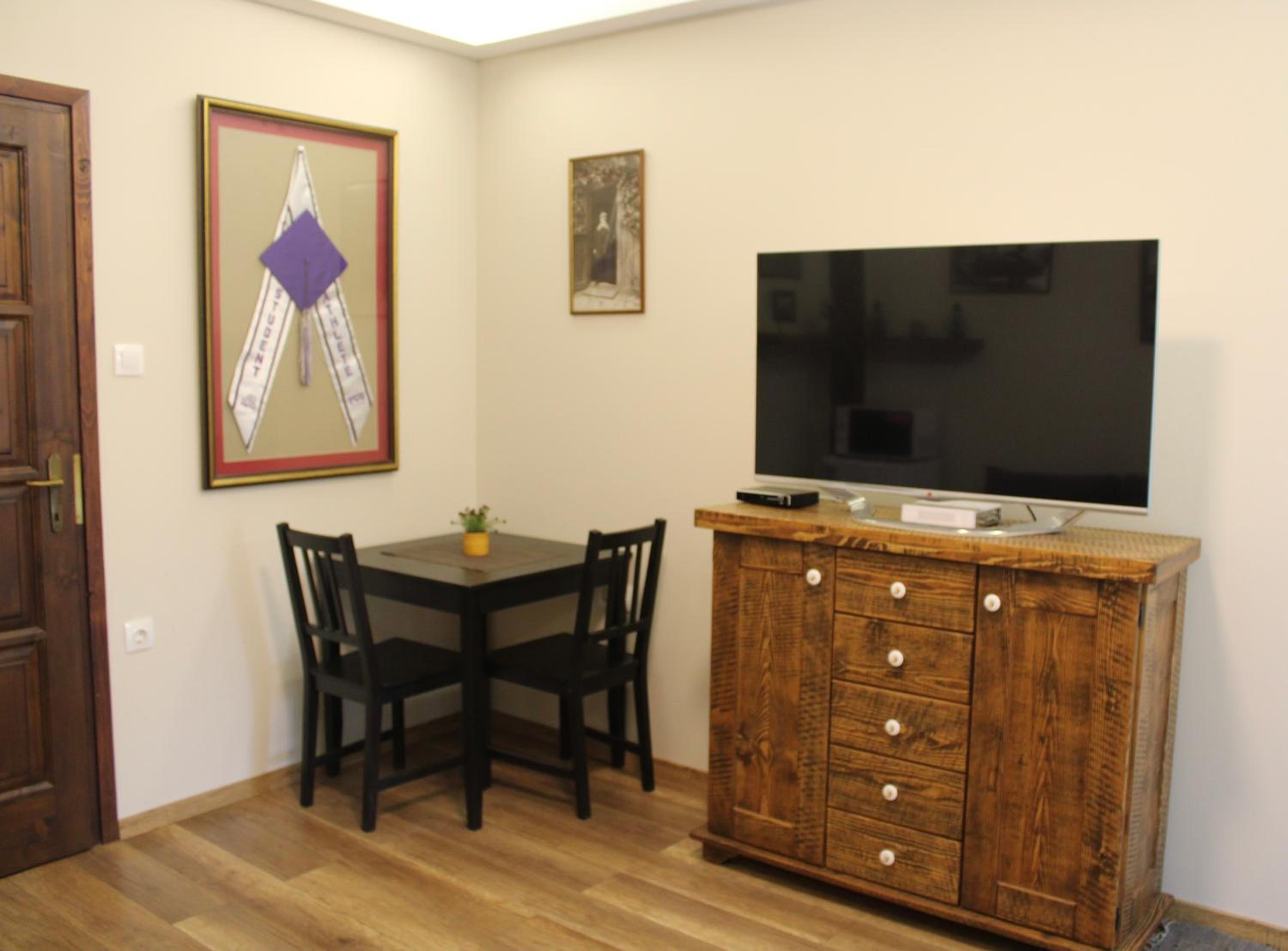 One-Bedroom Apartment photo 1