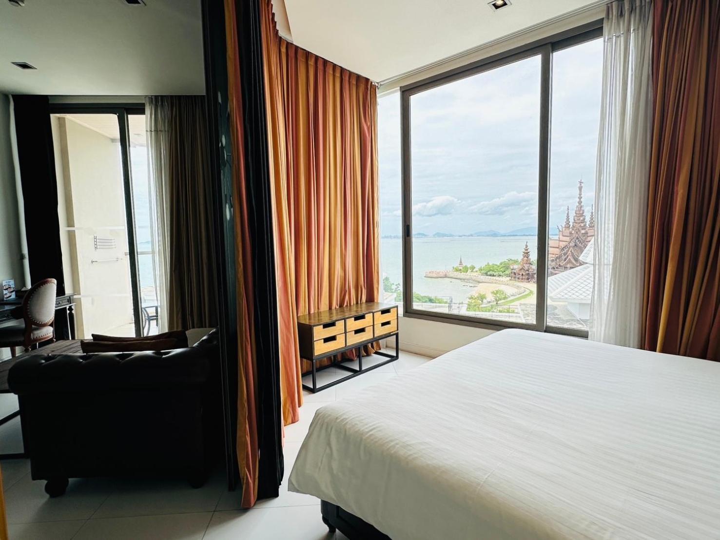 Deluxe Room thumbnail 5