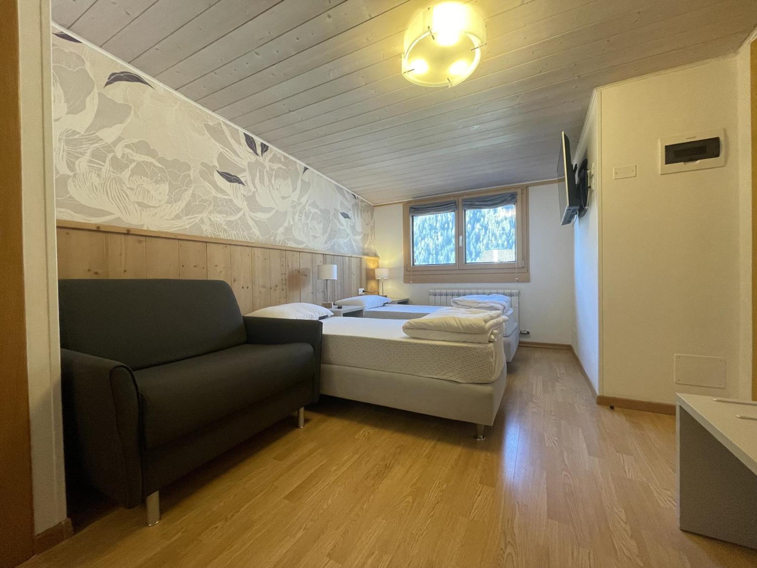 Two-Bedroom Apartment with Balcony photo 2
