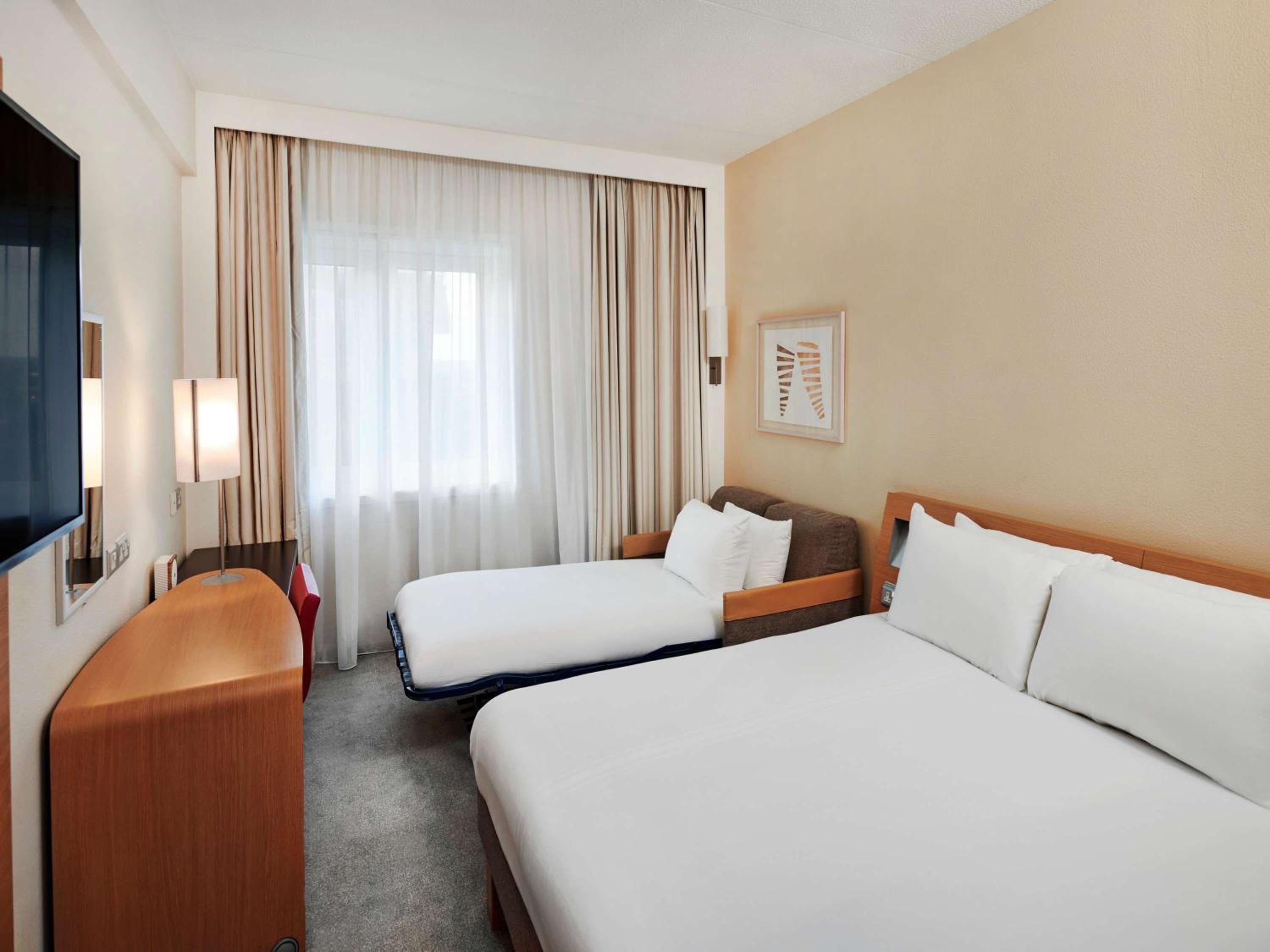 Superior Room with One Queen Bed and One Single Bed thumbnail 5