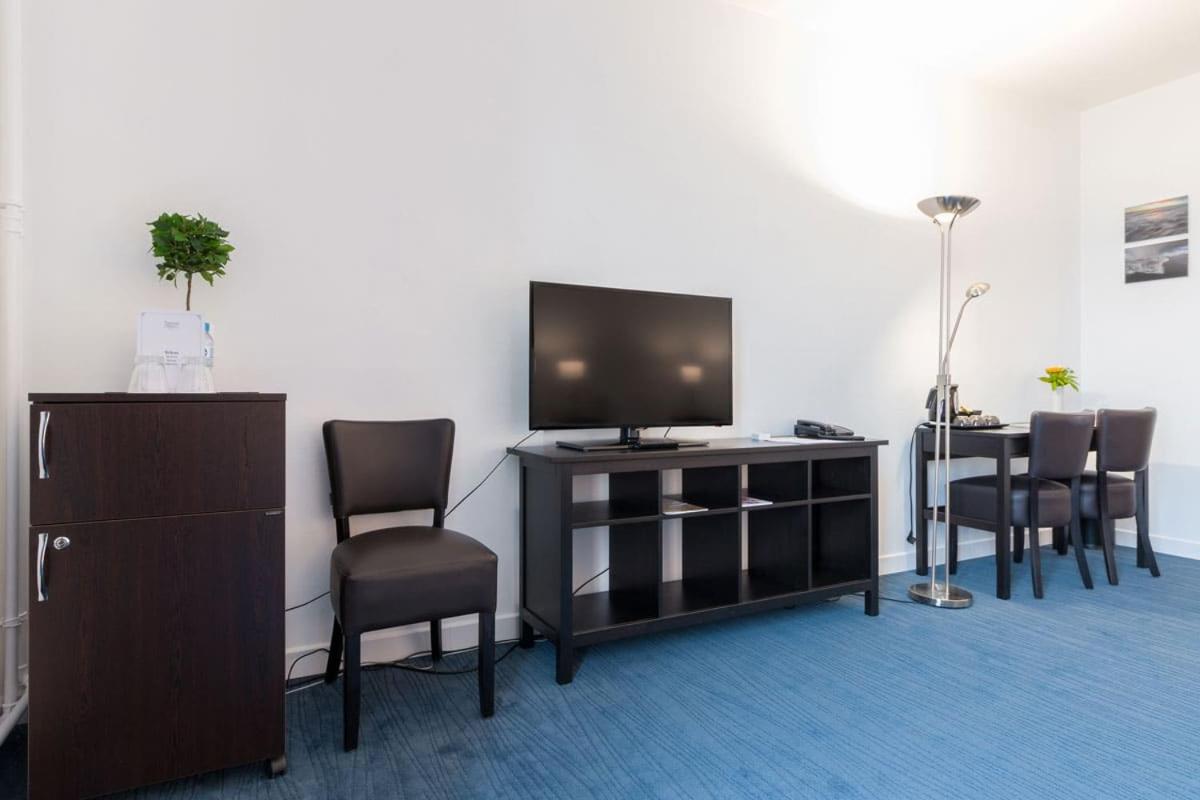 Family Room - Photo 4