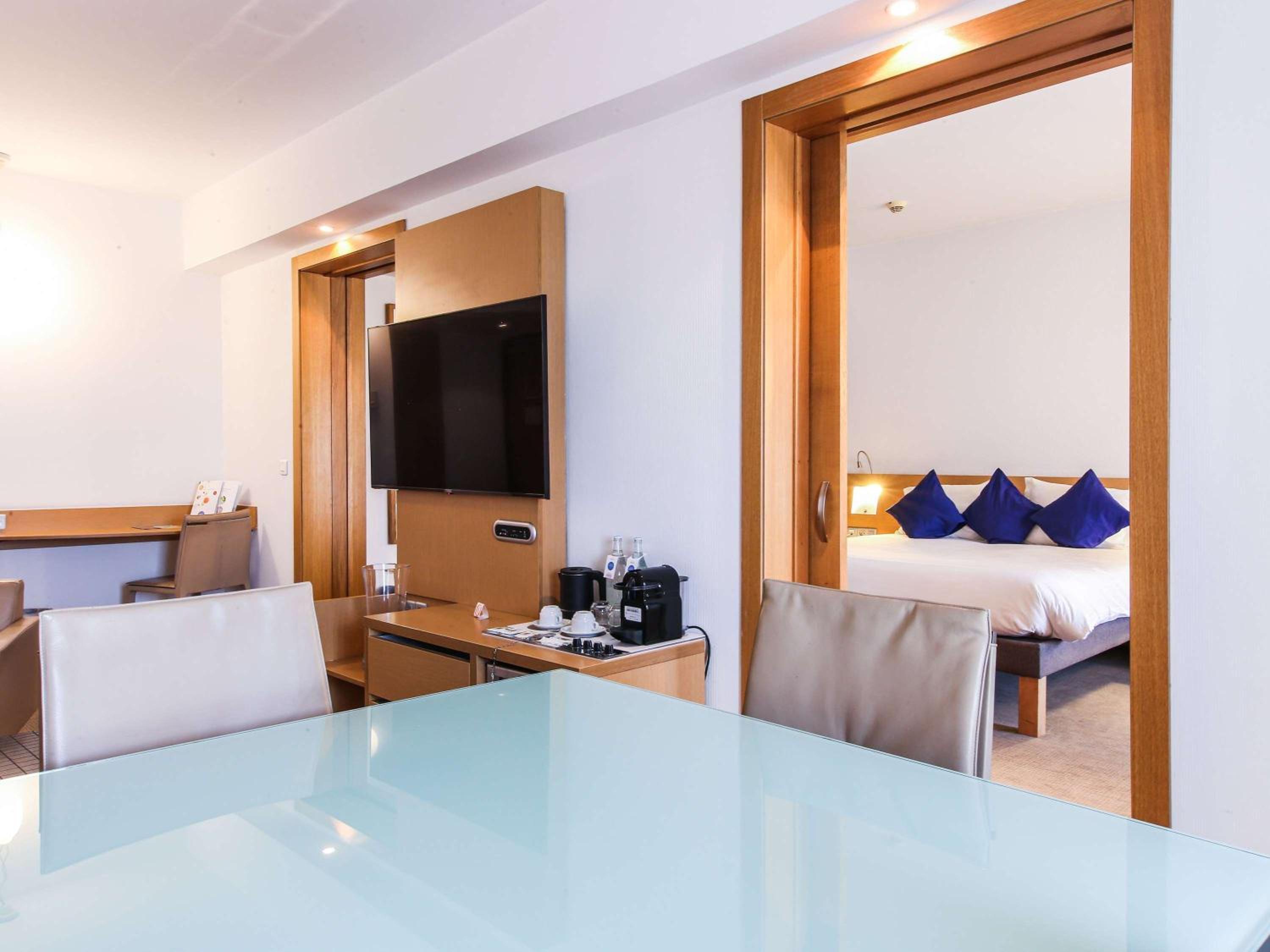 Executive Suite - Photo 6