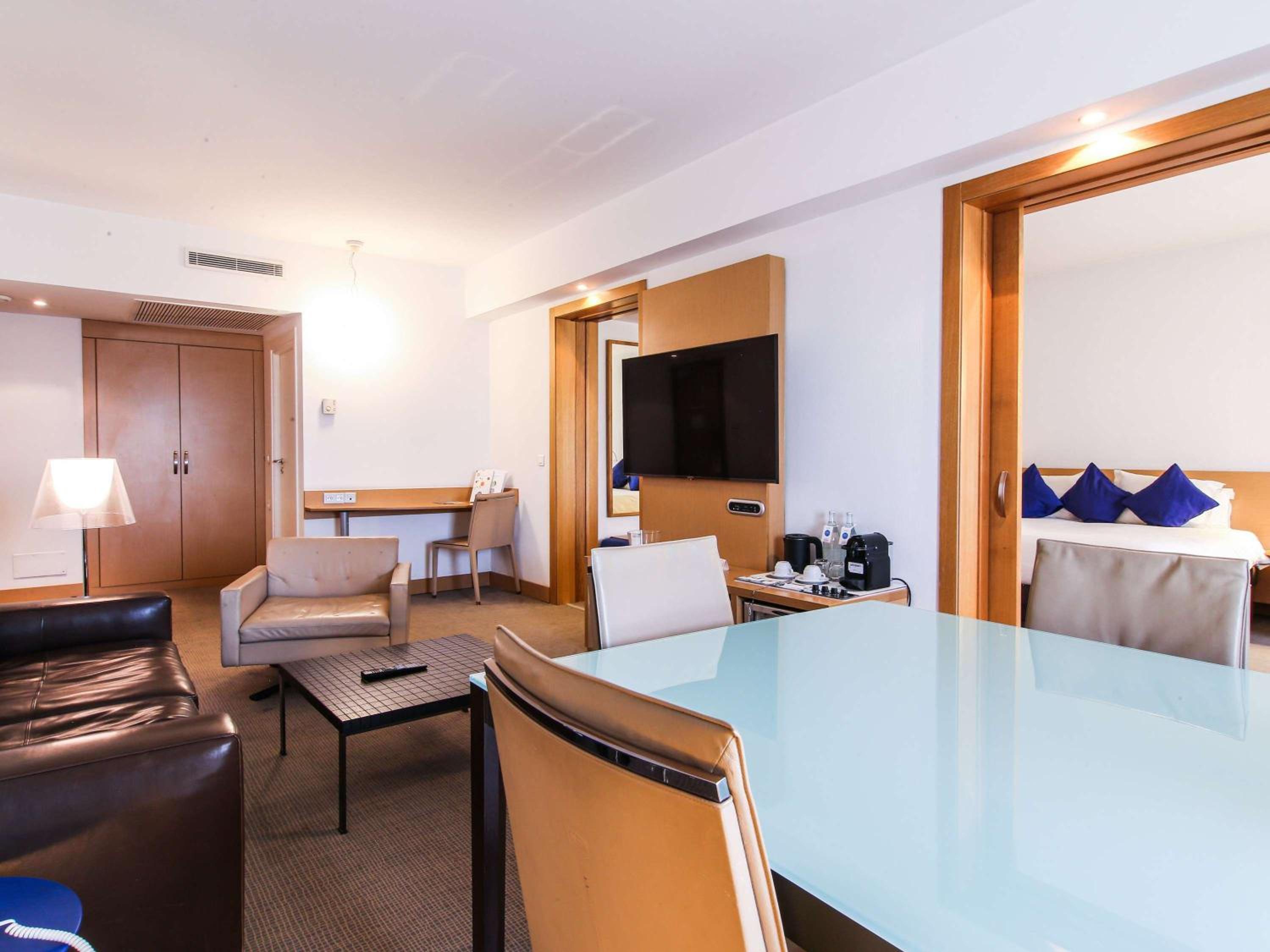Executive Suite - Photo 8