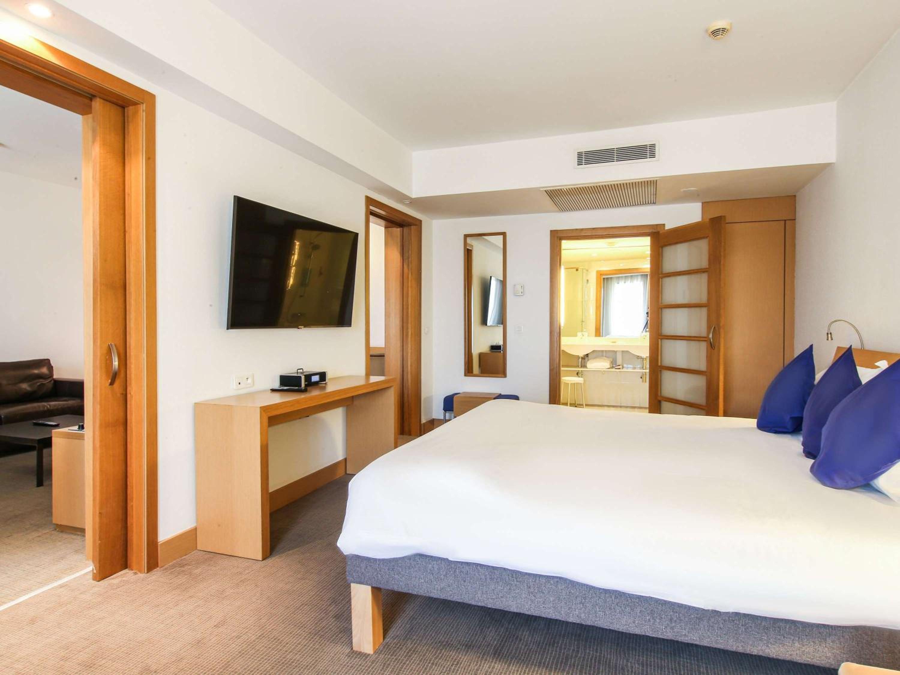 Executive Suite - Photo 9