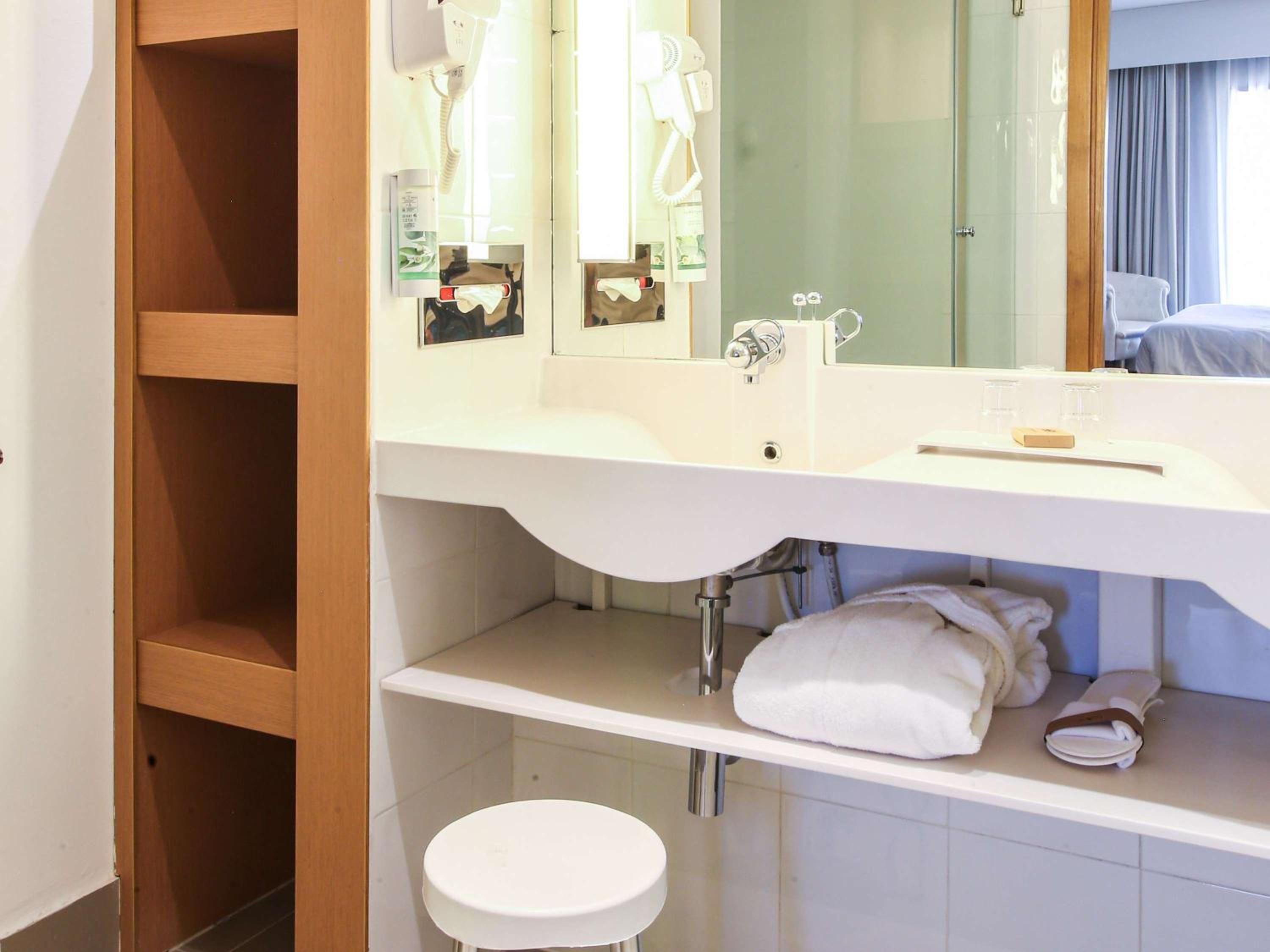 Executive Suite - Photo 11