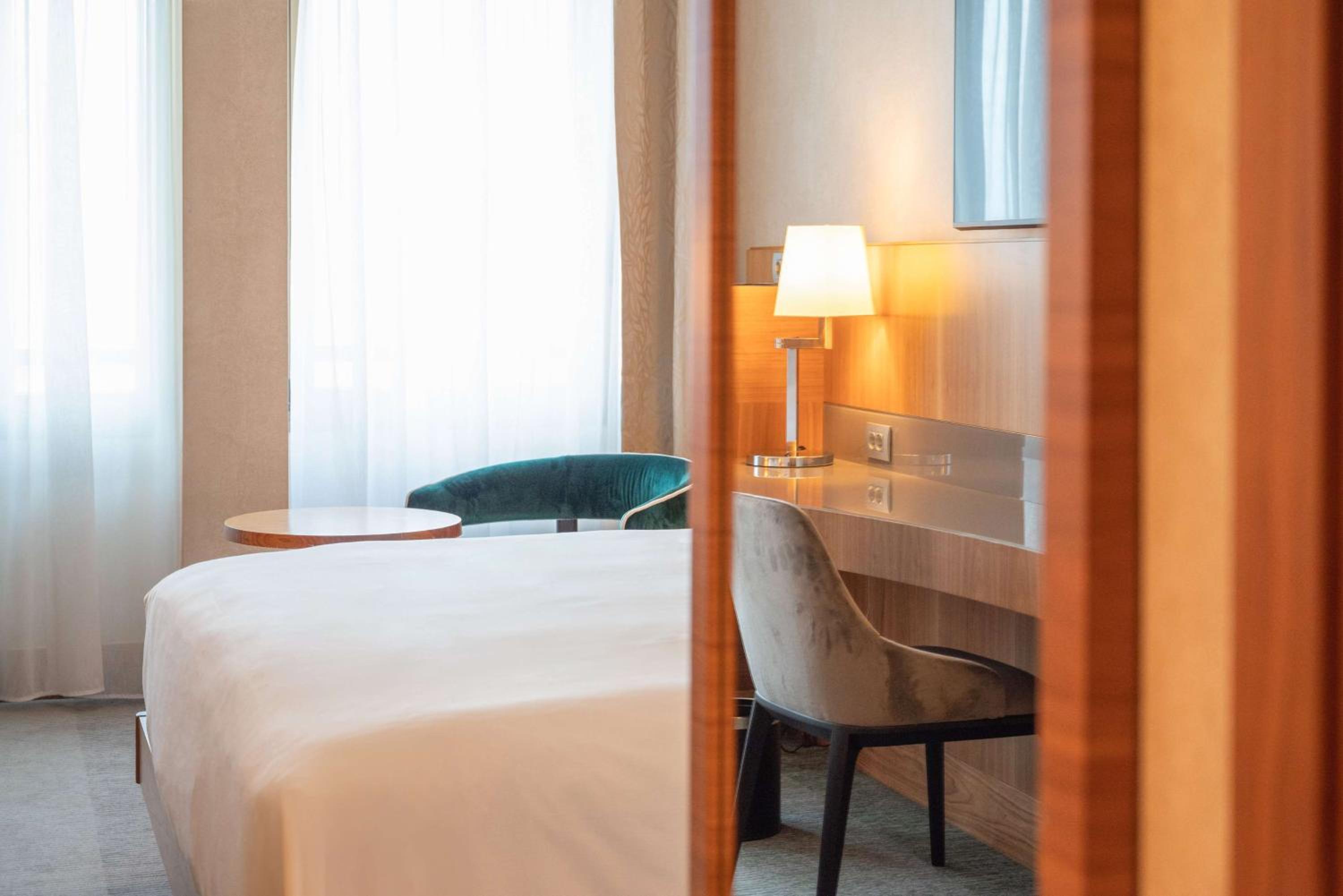 Deluxe Refurbished King Guest Room thumbnail 5