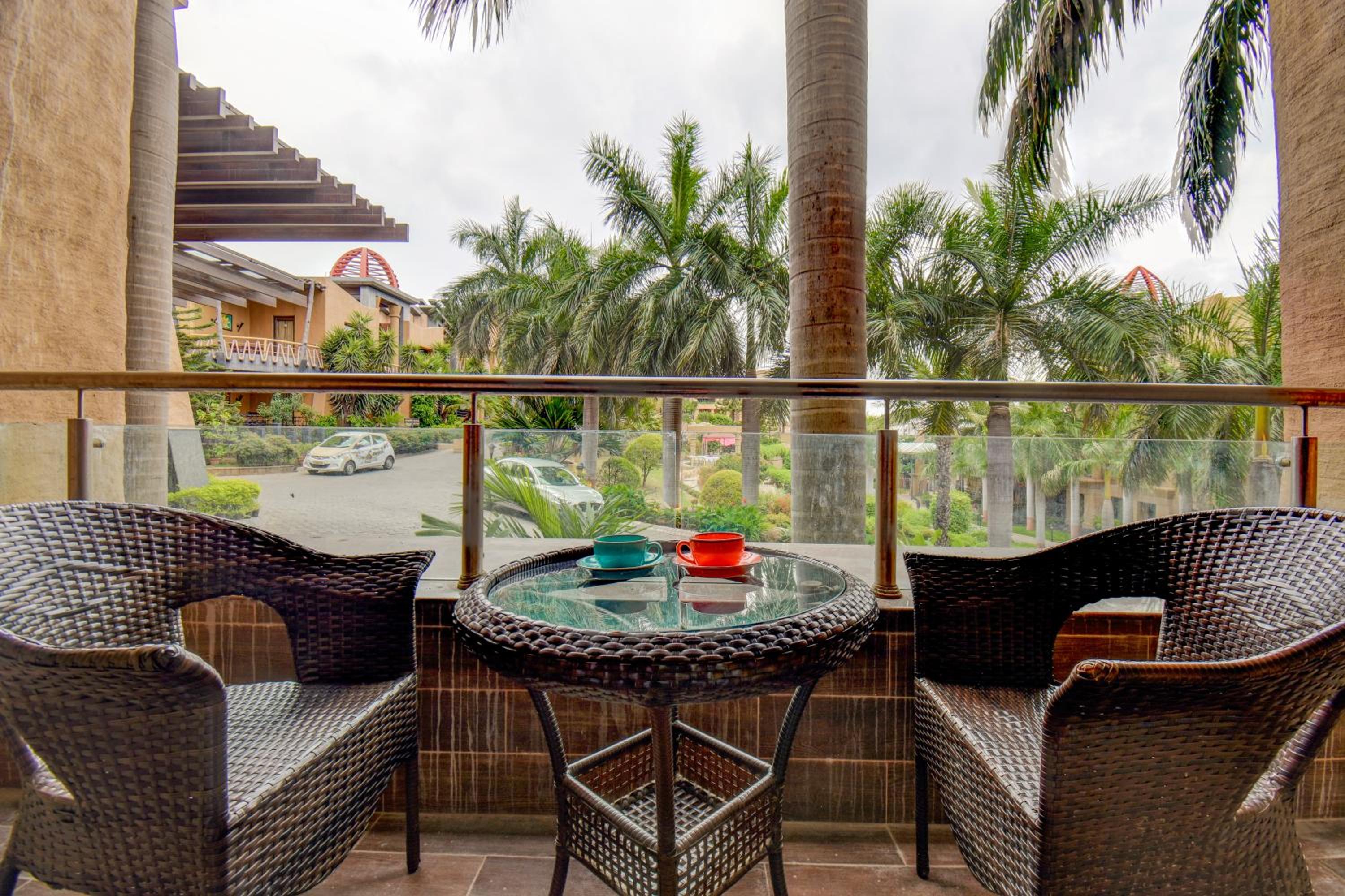 Superior Room with 15% Discount on Food and Soft Beverages , SPA , Saloon and Laundry(only washing and Ironing) - Photo 4