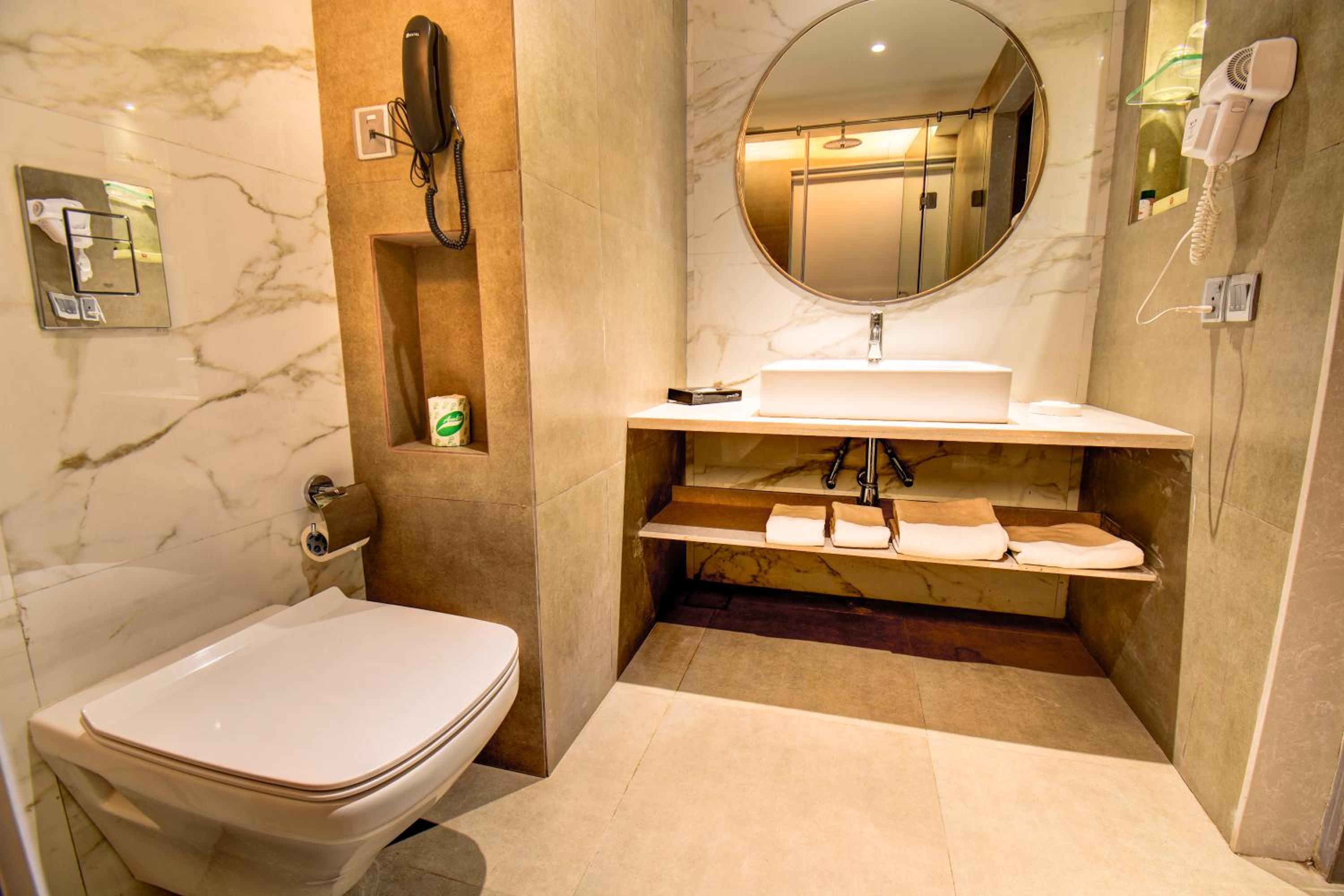 Superior Room with 15% Discount on Food and Soft Beverages , SPA , Saloon and Laundry(only washing and Ironing) - Photo 2