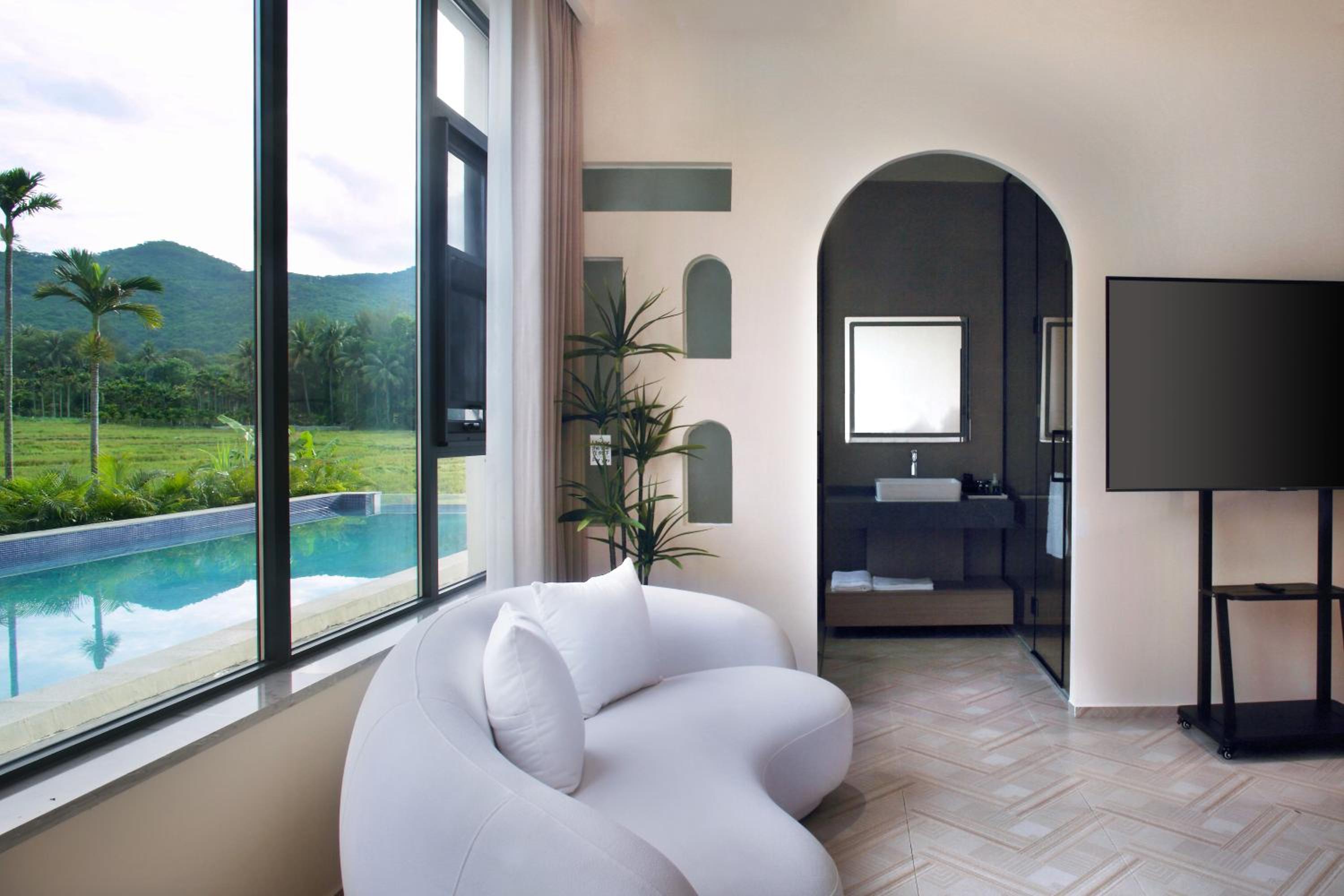 Queen Room with Pool View photo 2
