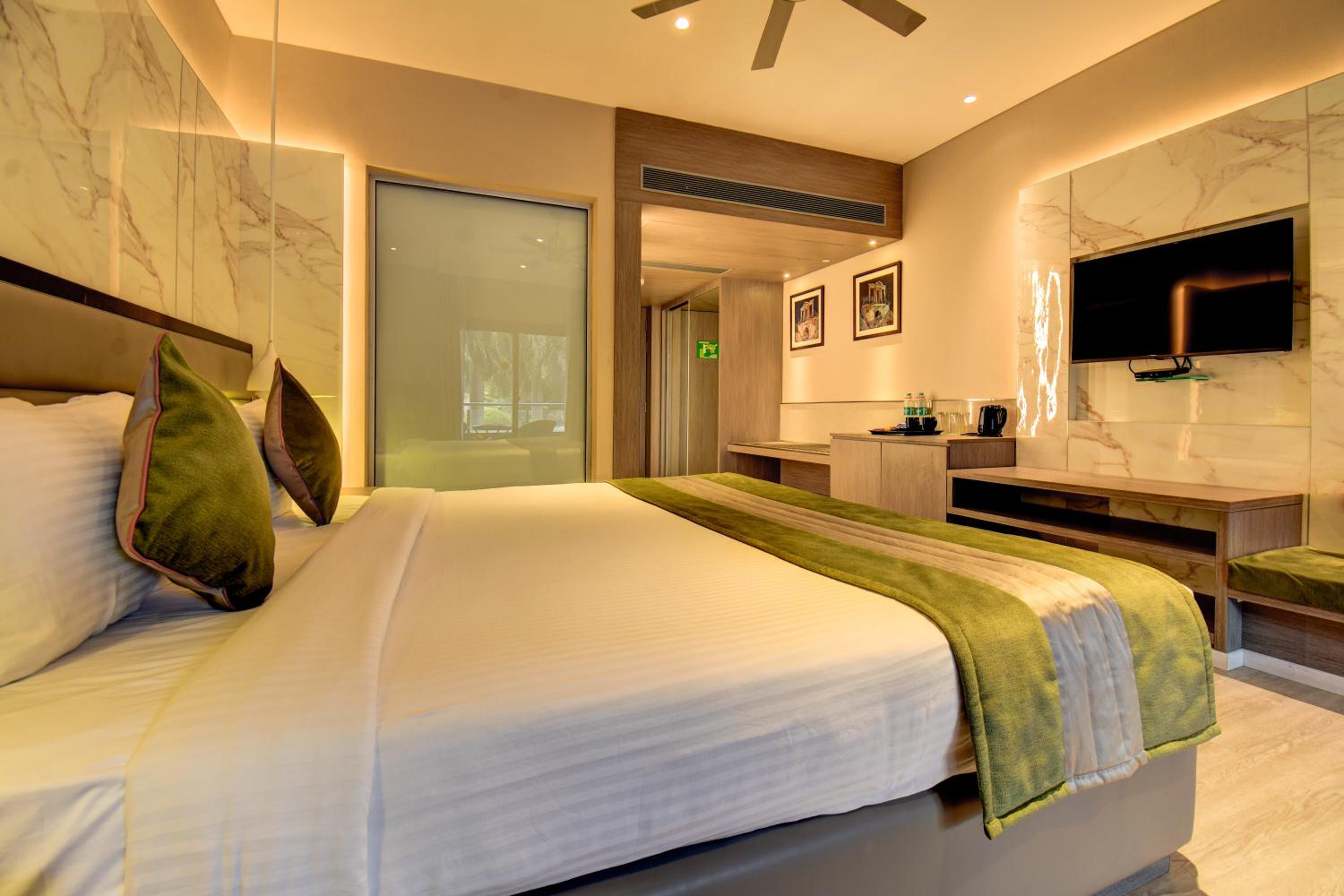Superior Room with 15% Discount on Food and Soft Beverages , SPA , Saloon and Laundry(only washing and Ironing) - Photo 3