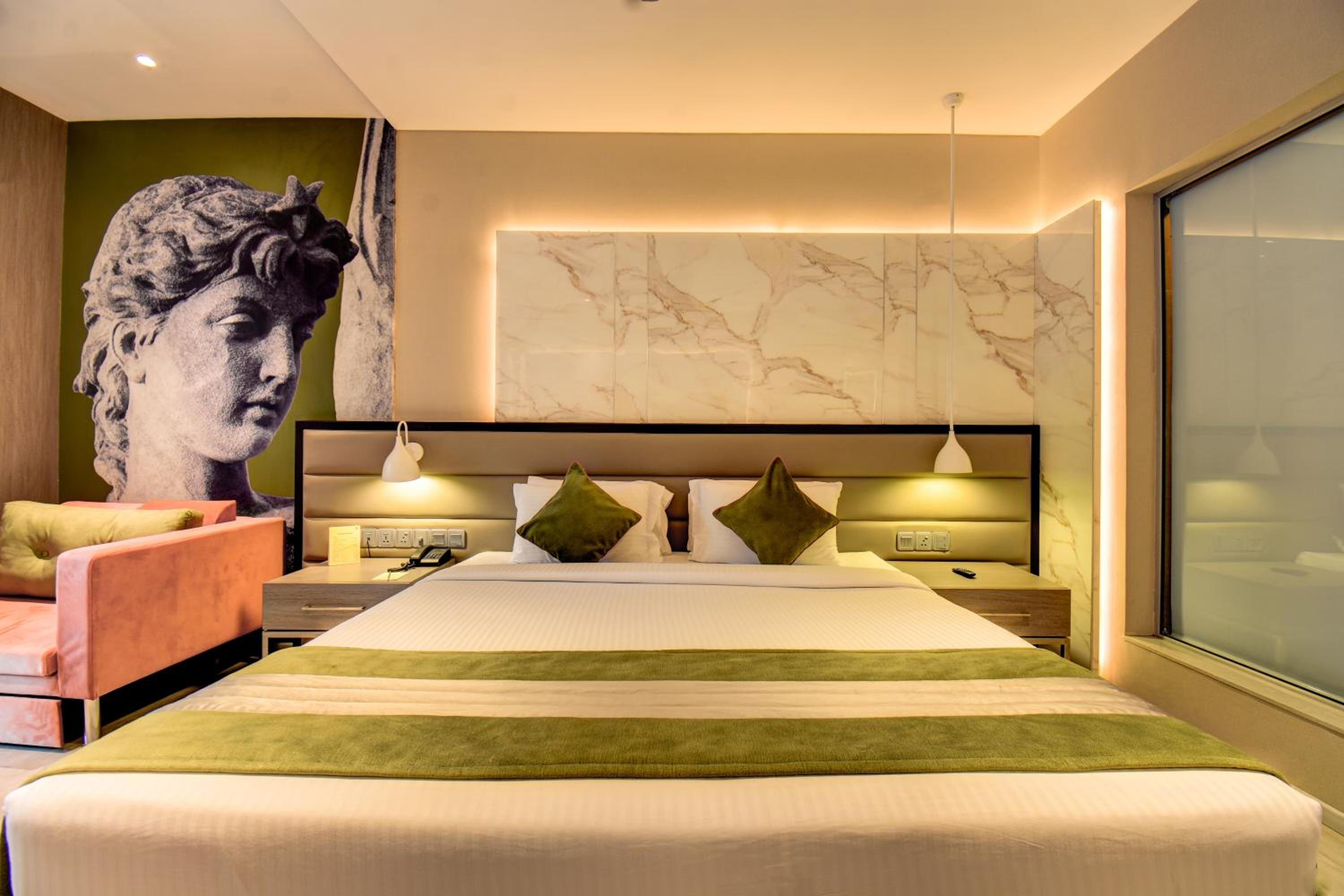 Superior Room with 15% Discount on Food and Soft Beverages , SPA , Saloon and Laundry(only washing and Ironing) - Photo 5