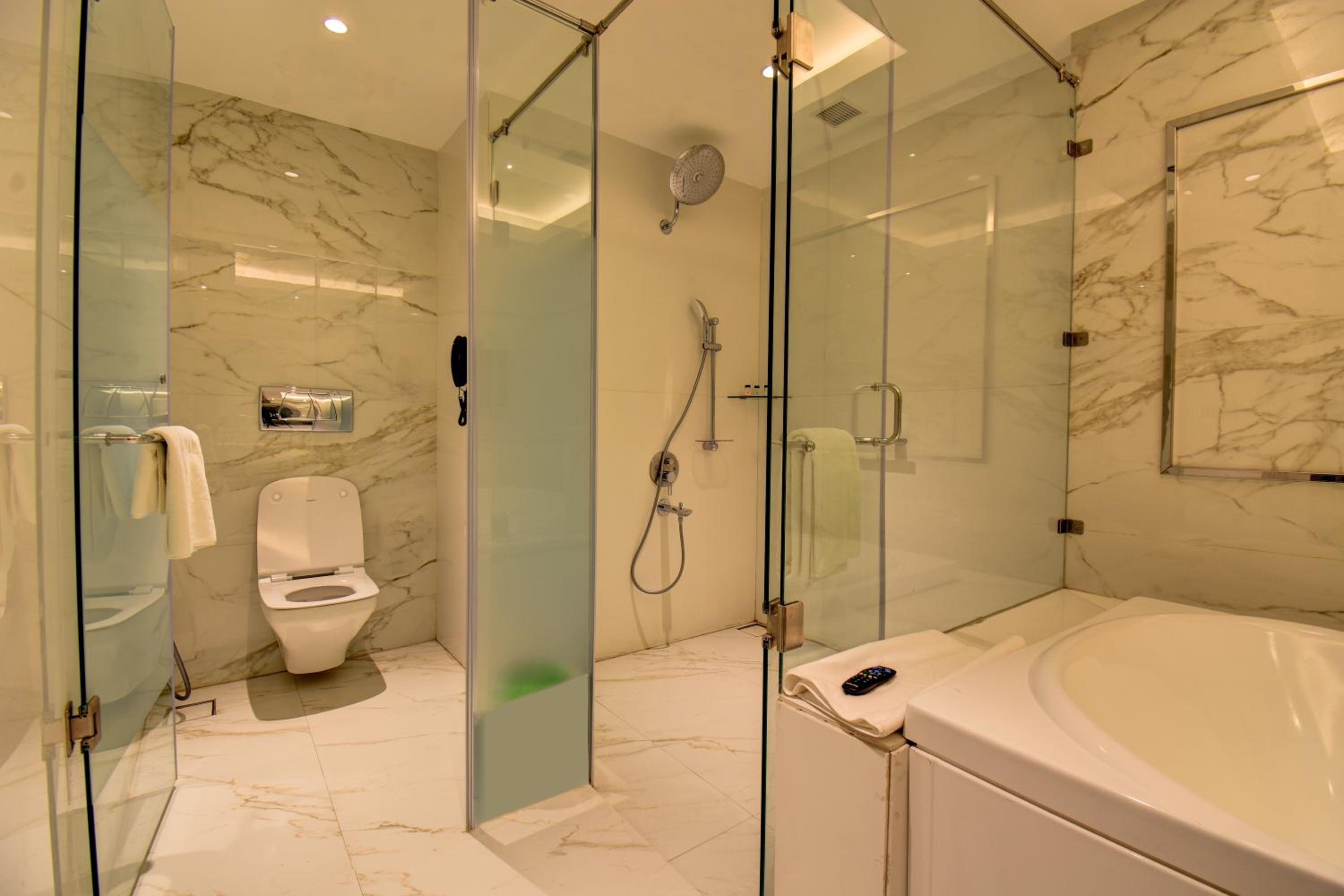 Grand Suite with 15% discount on Spa, Food & Soft Beverage & 25% discount on Salon and 20% on Laundry (Only washing & Ironing) per stay  - Photo 2