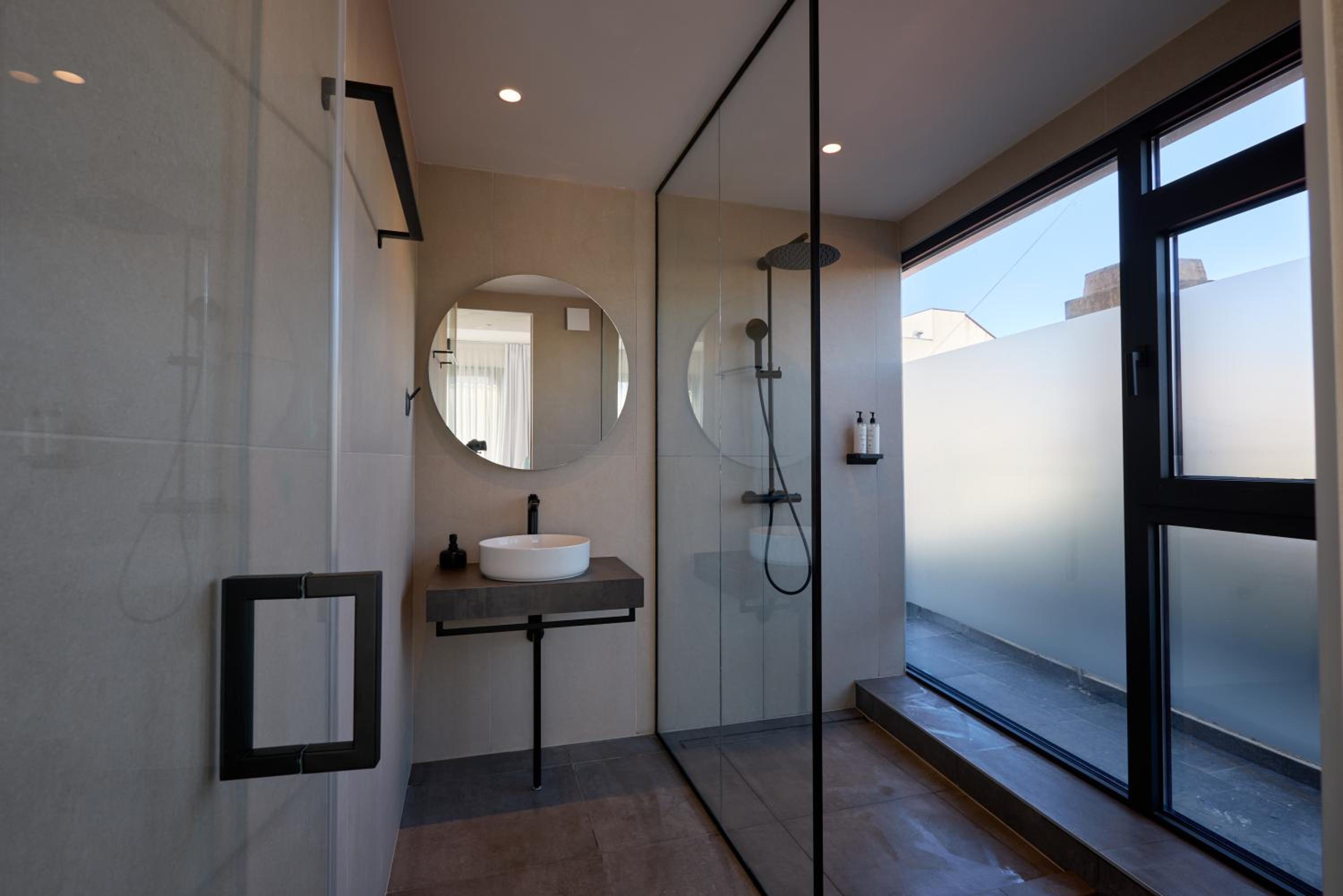 Deluxe Double Room with Balcony photo 3
