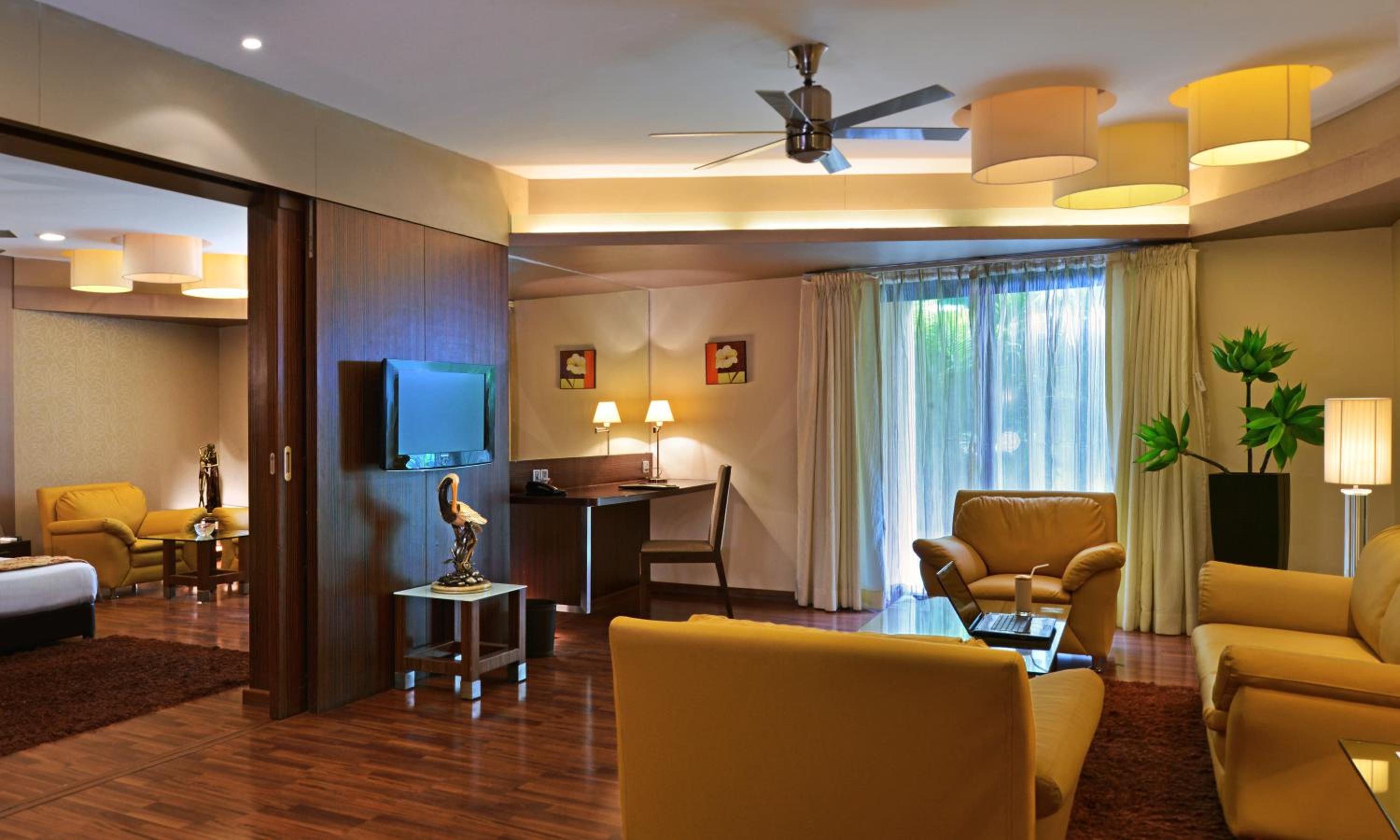 Executive Suite with 15% discount on Spa, Food & Soft Beverage & 25% discount on Salon and 20% on Laundry (Only washing & Ironing) per stay  - Photo 2