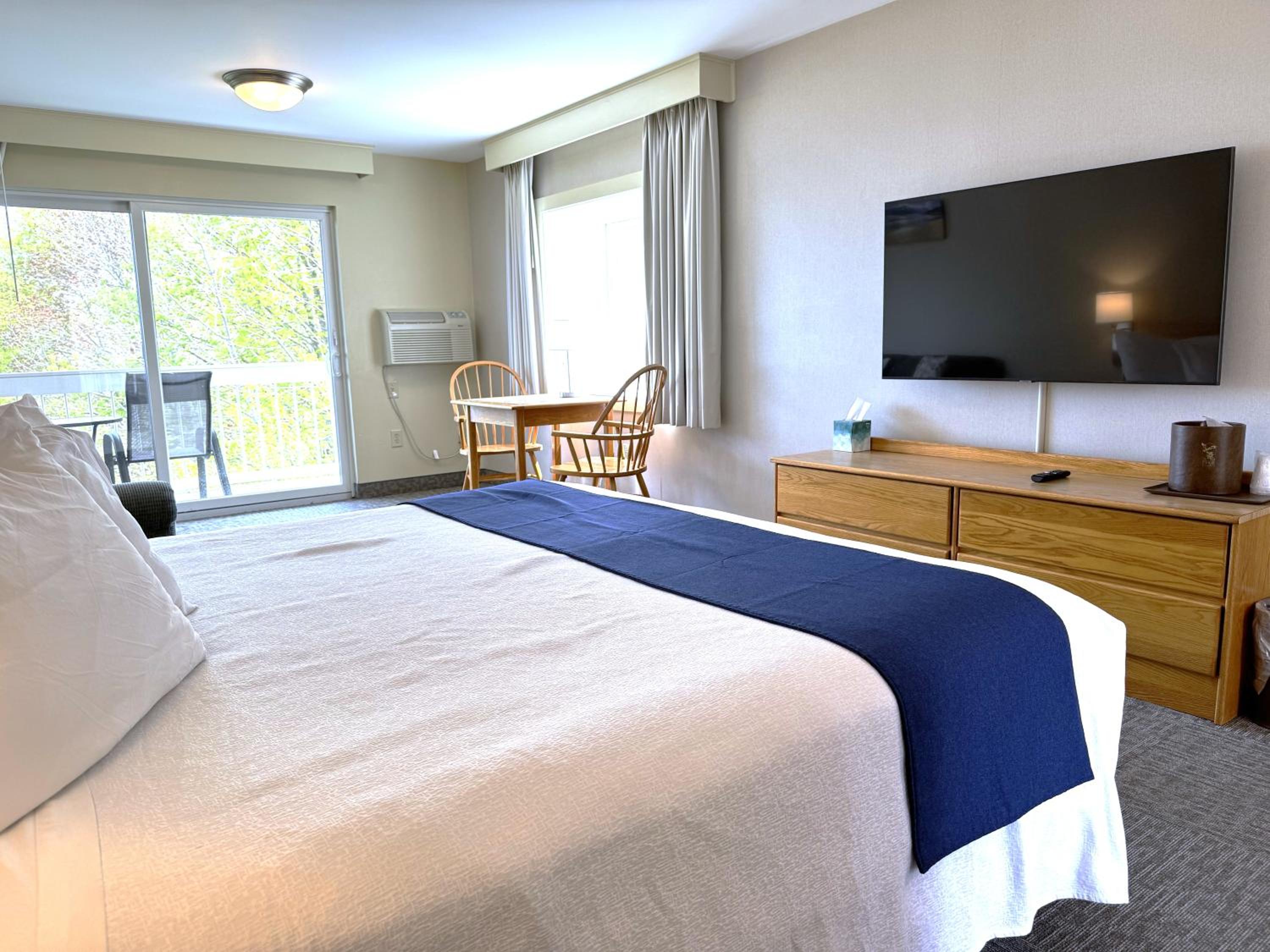 King Room with Ocean View and Balcony, 1 King Bed, Sofa Bed (2nd Floor NON-PET) photo 3