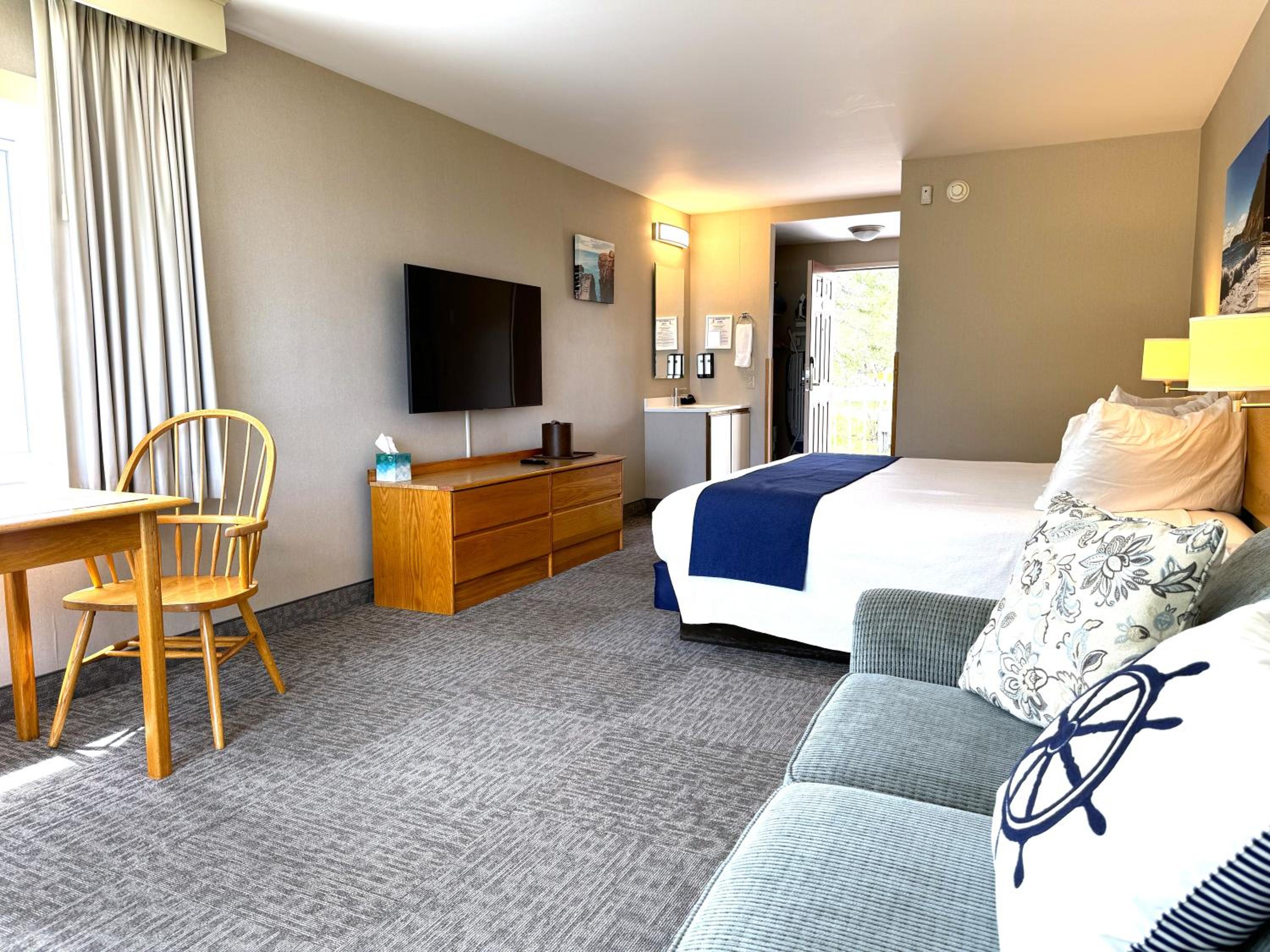 King Room with Ocean View and Balcony, 1 King Bed, Sofa Bed (2nd Floor NON-PET) photo 2