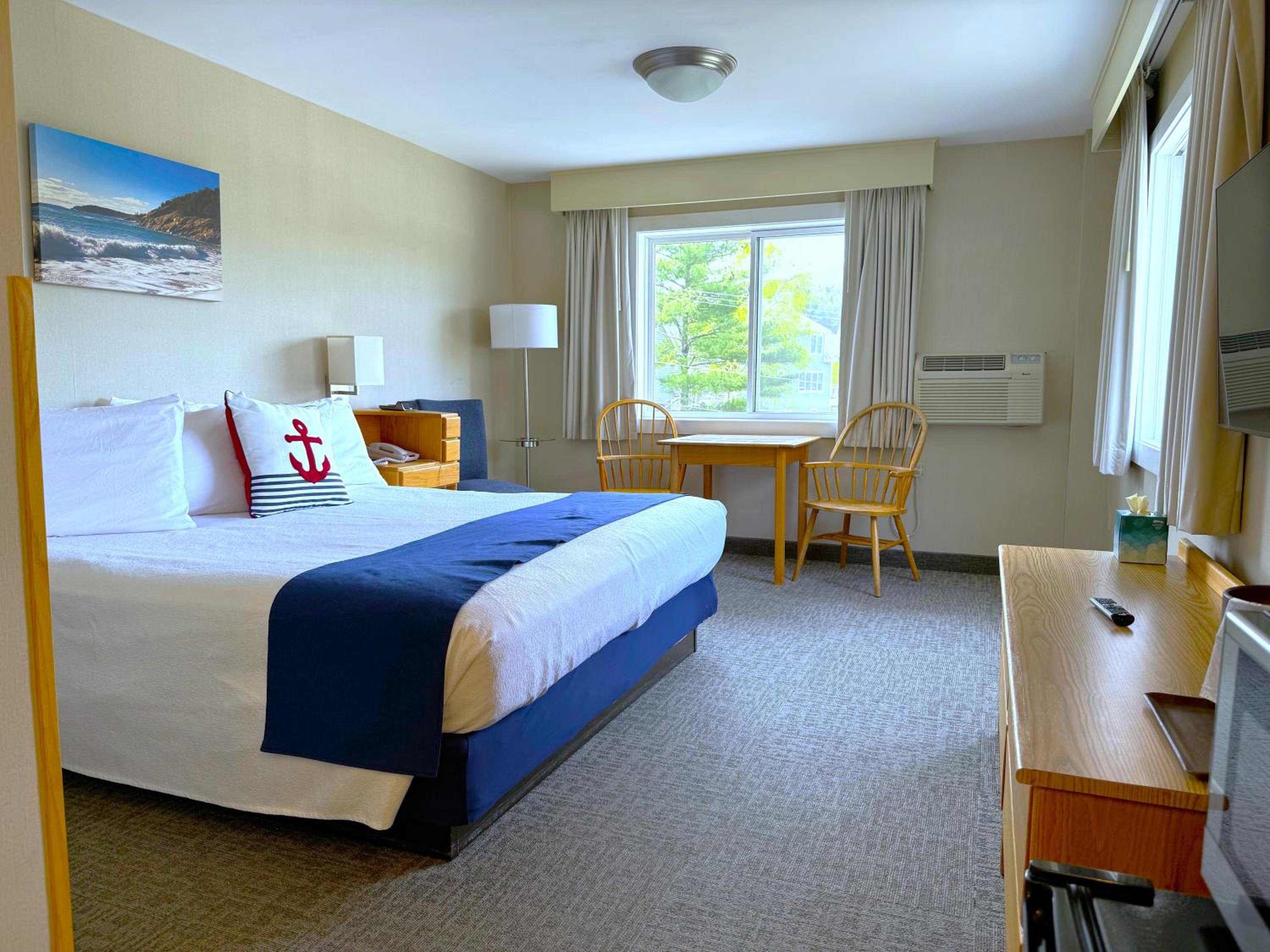 King Room with Mountain View, 1 King Bed (3rd Floor NON-PET), photo 6