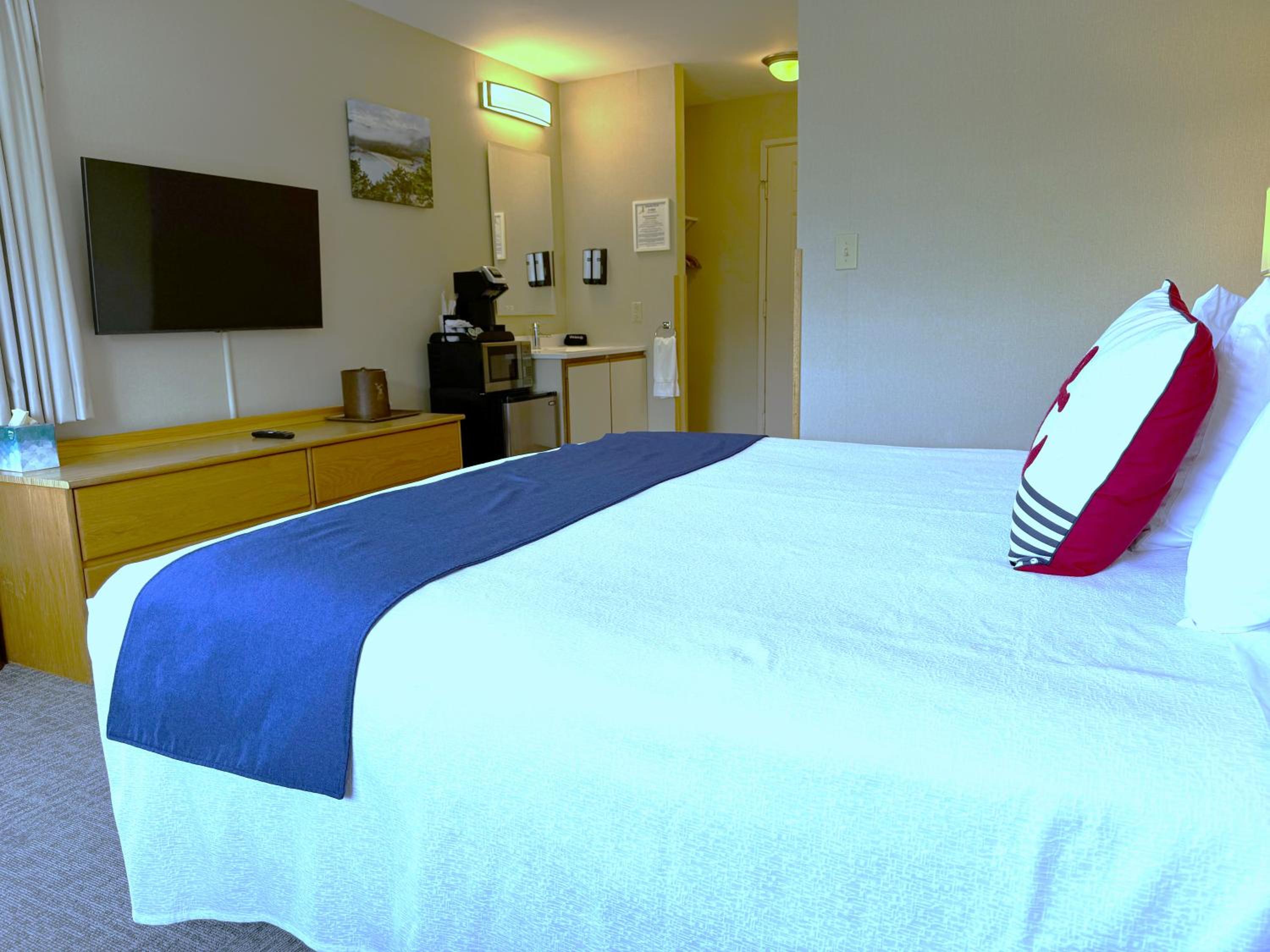King Room with Mountain View, 1 King Bed (3rd Floor NON-PET)