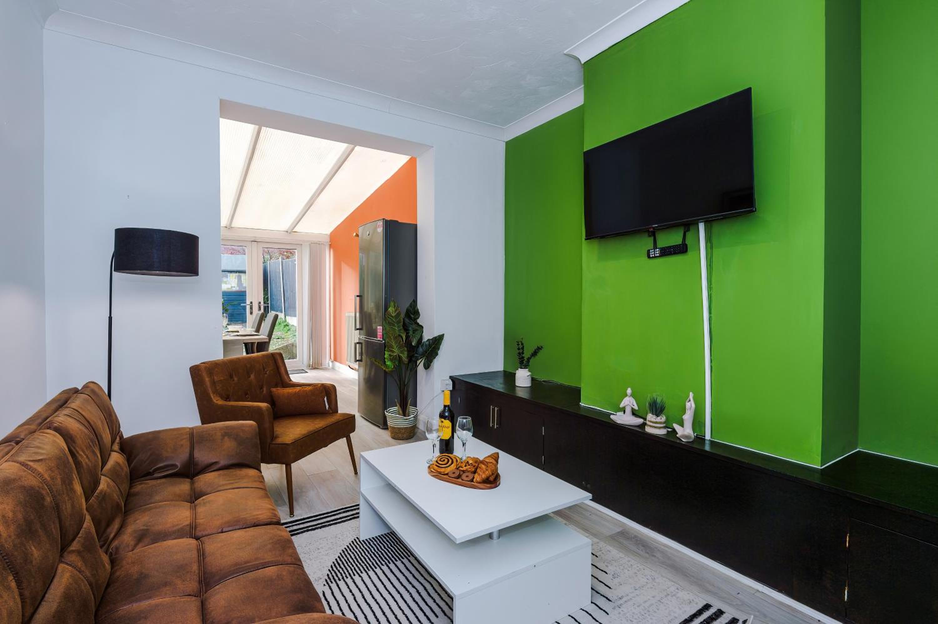 Three-Bedroom Apartment photo 2