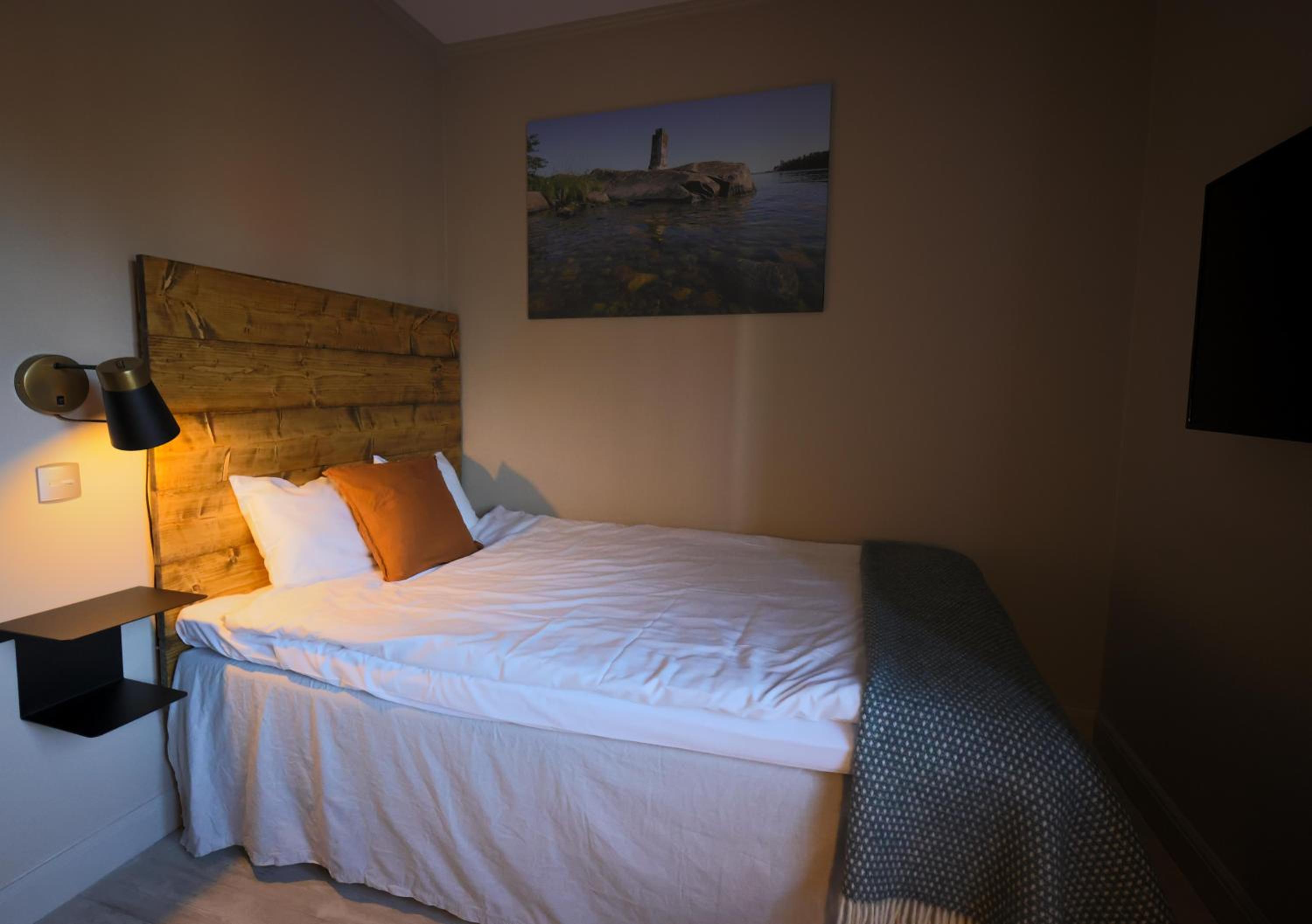 Small Double Room (55 in bed) - Photo 1