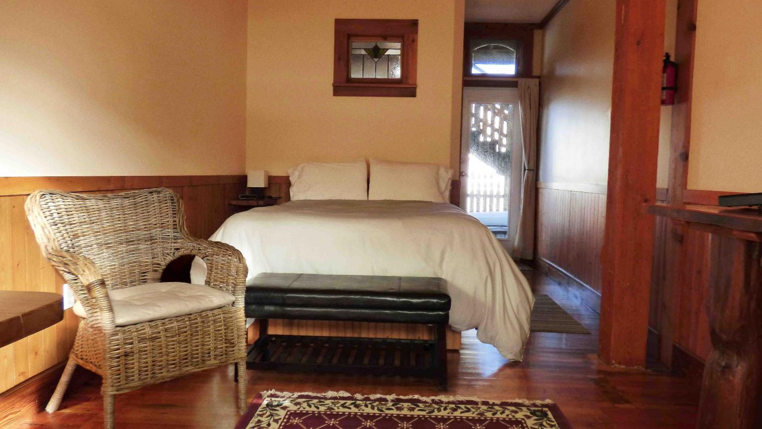 Queen Room 104 photo 1