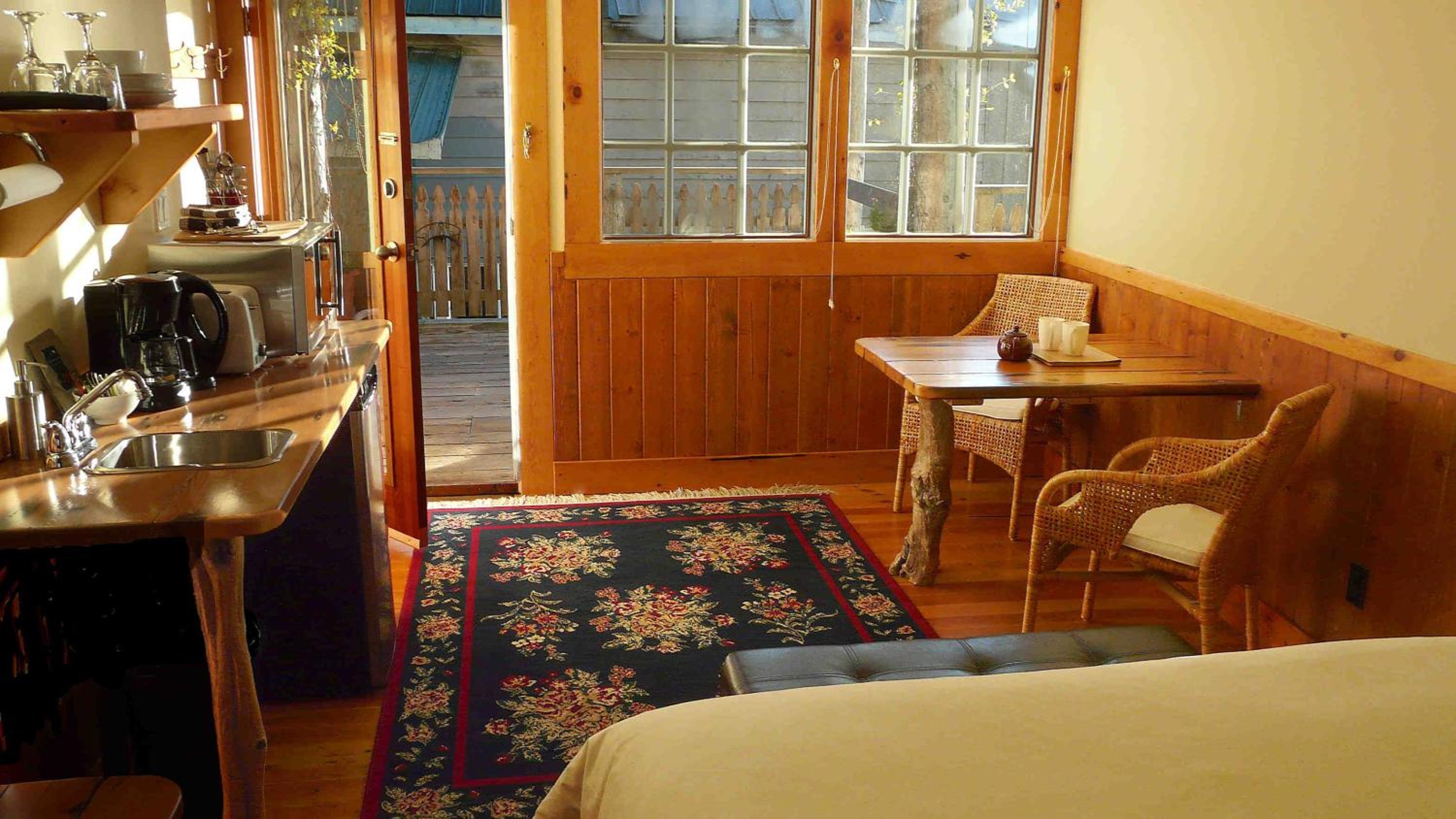 Queen Room 104 photo 2