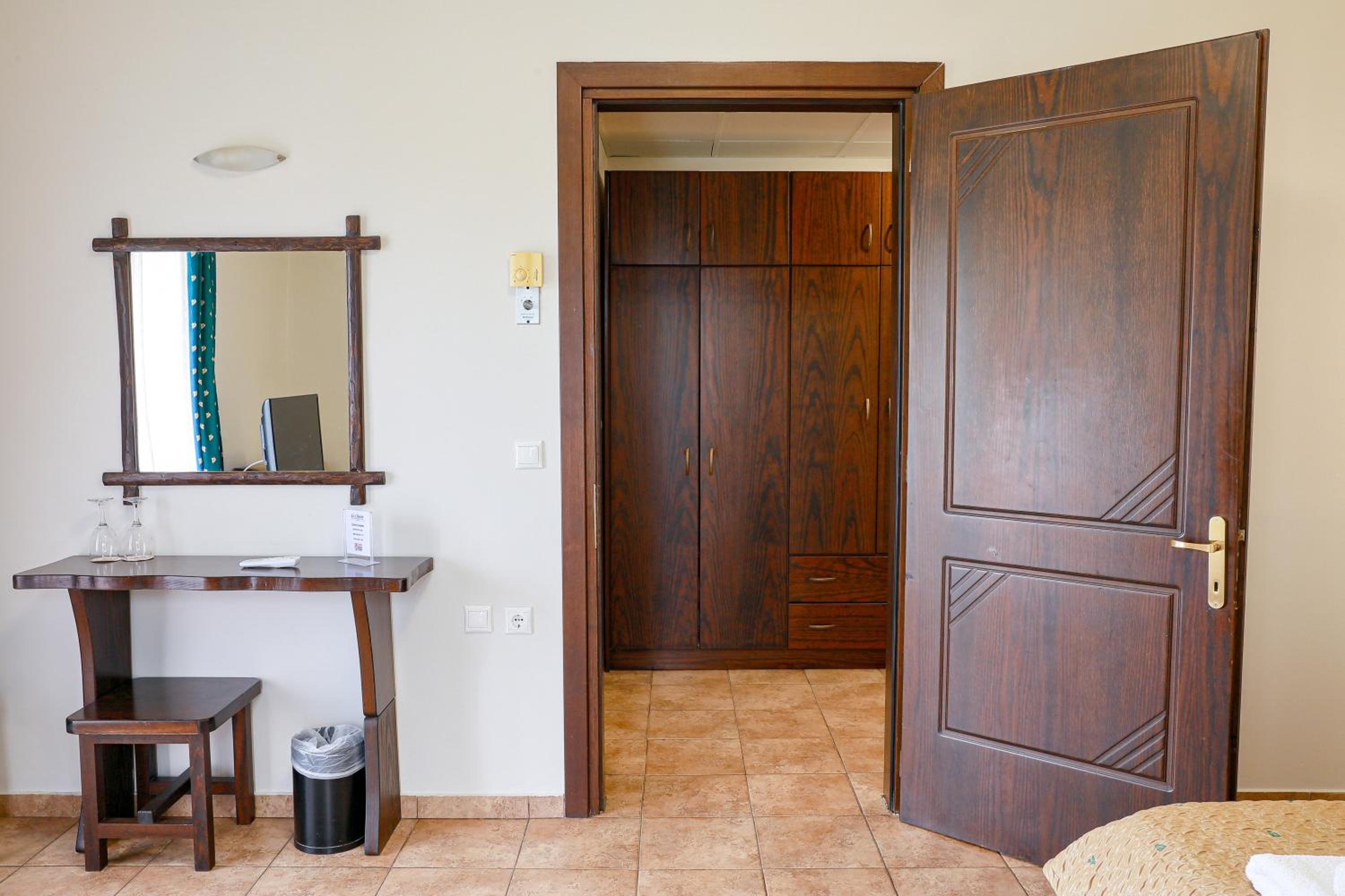 Deluxe Double Room with Balcony - Photo 3