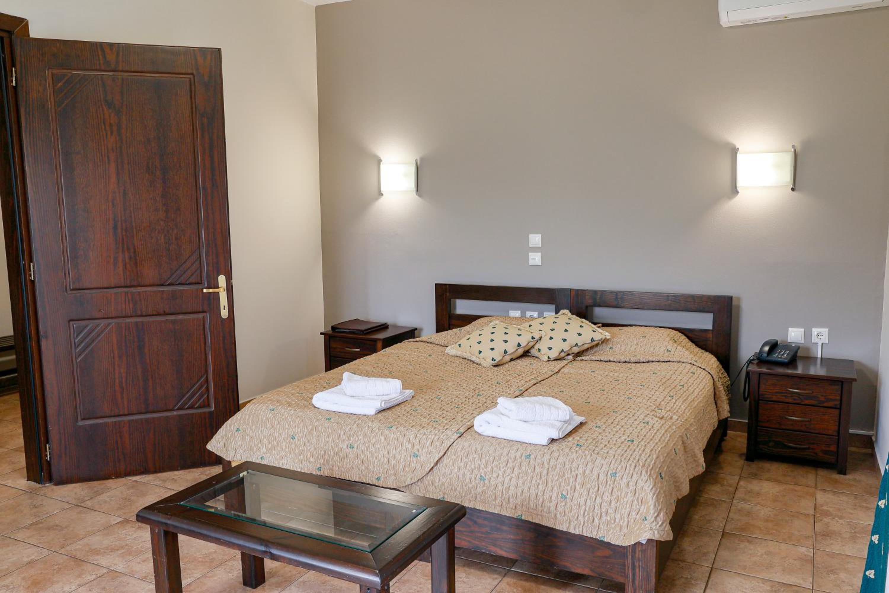 Deluxe Double Room with Balcony - Photo 4