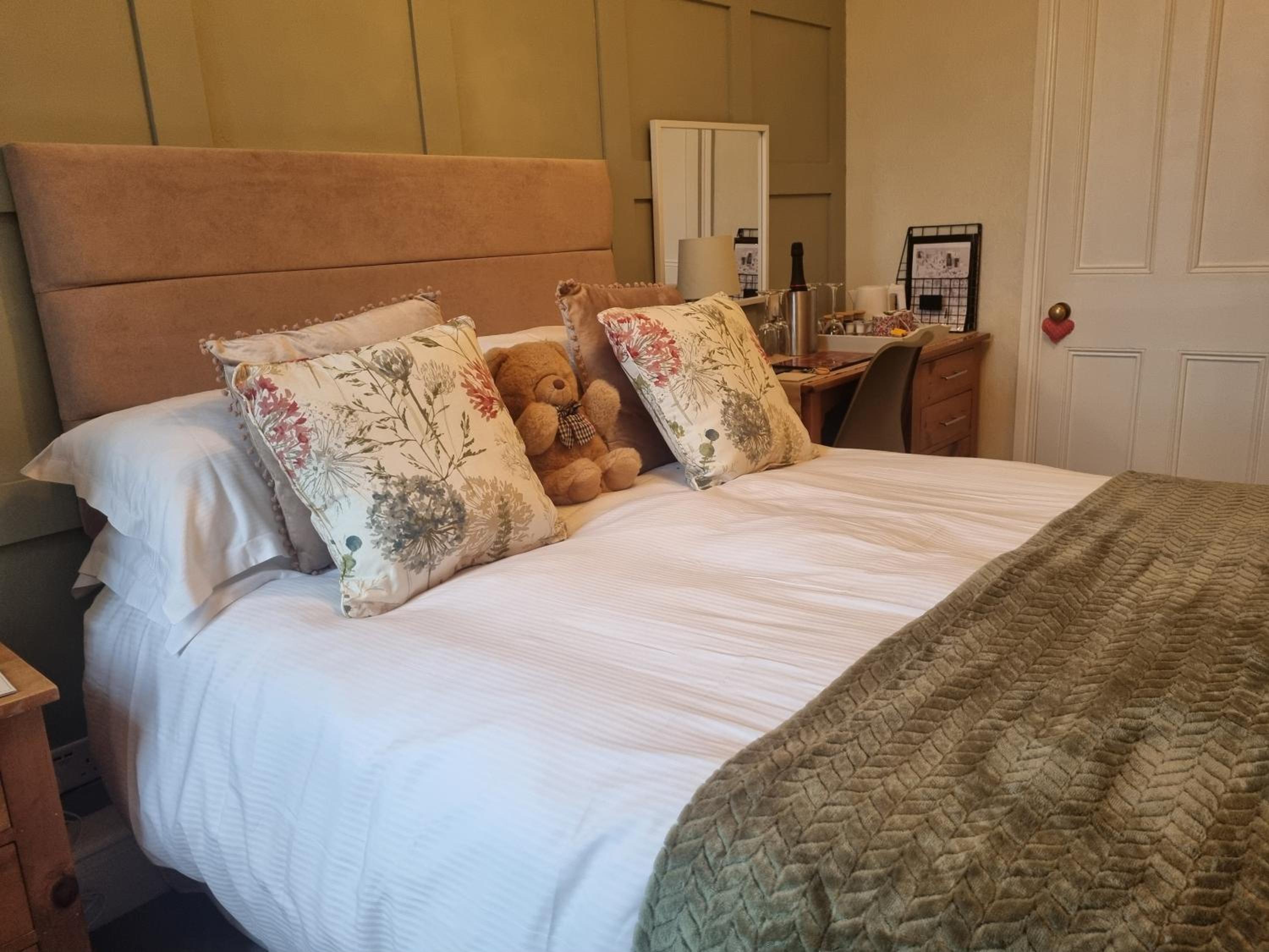 Classic Double Room with En-Suite Shower Room - Photo 6
