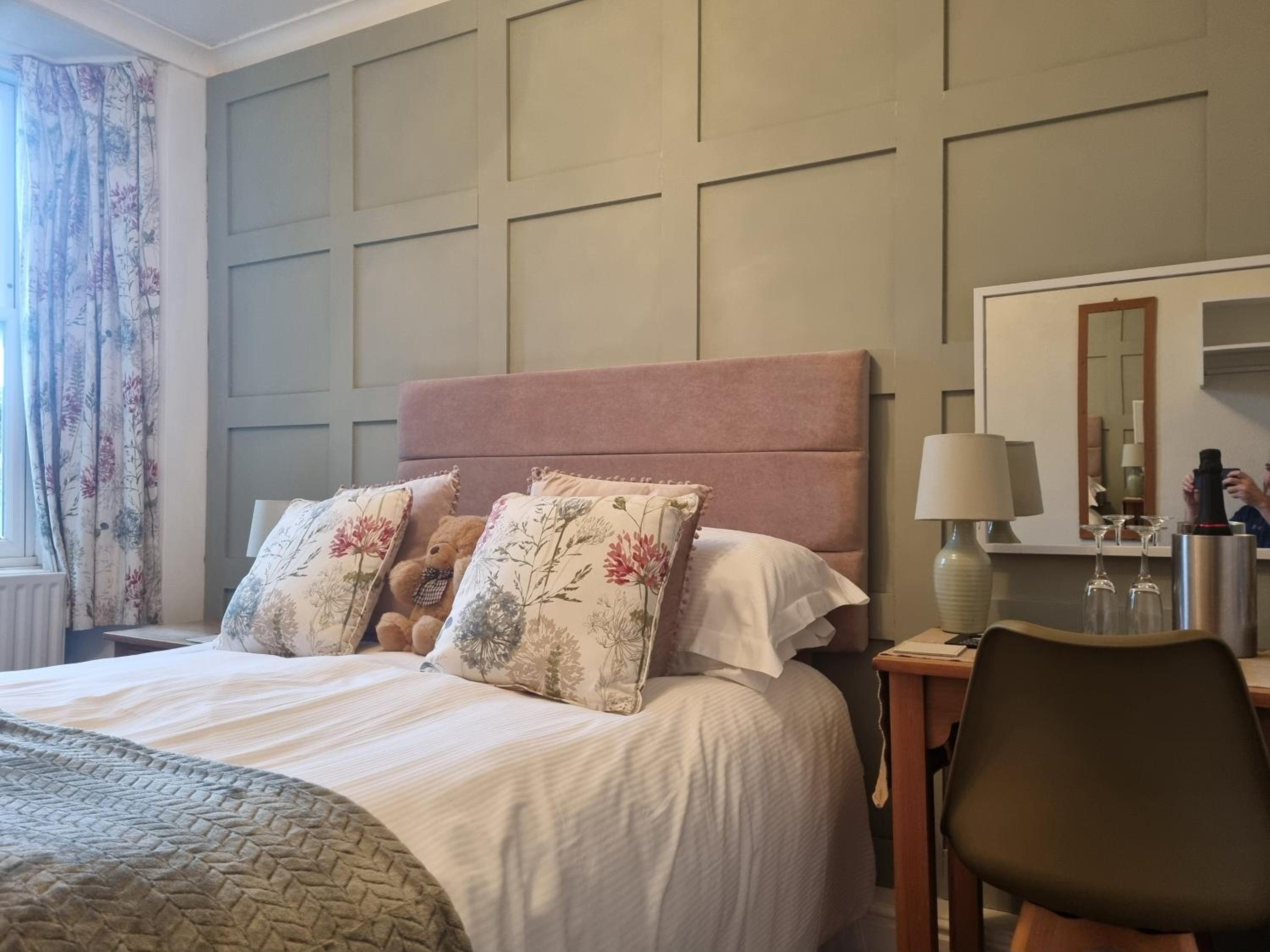 Classic Double Room with En-Suite Shower Room - Photo 7