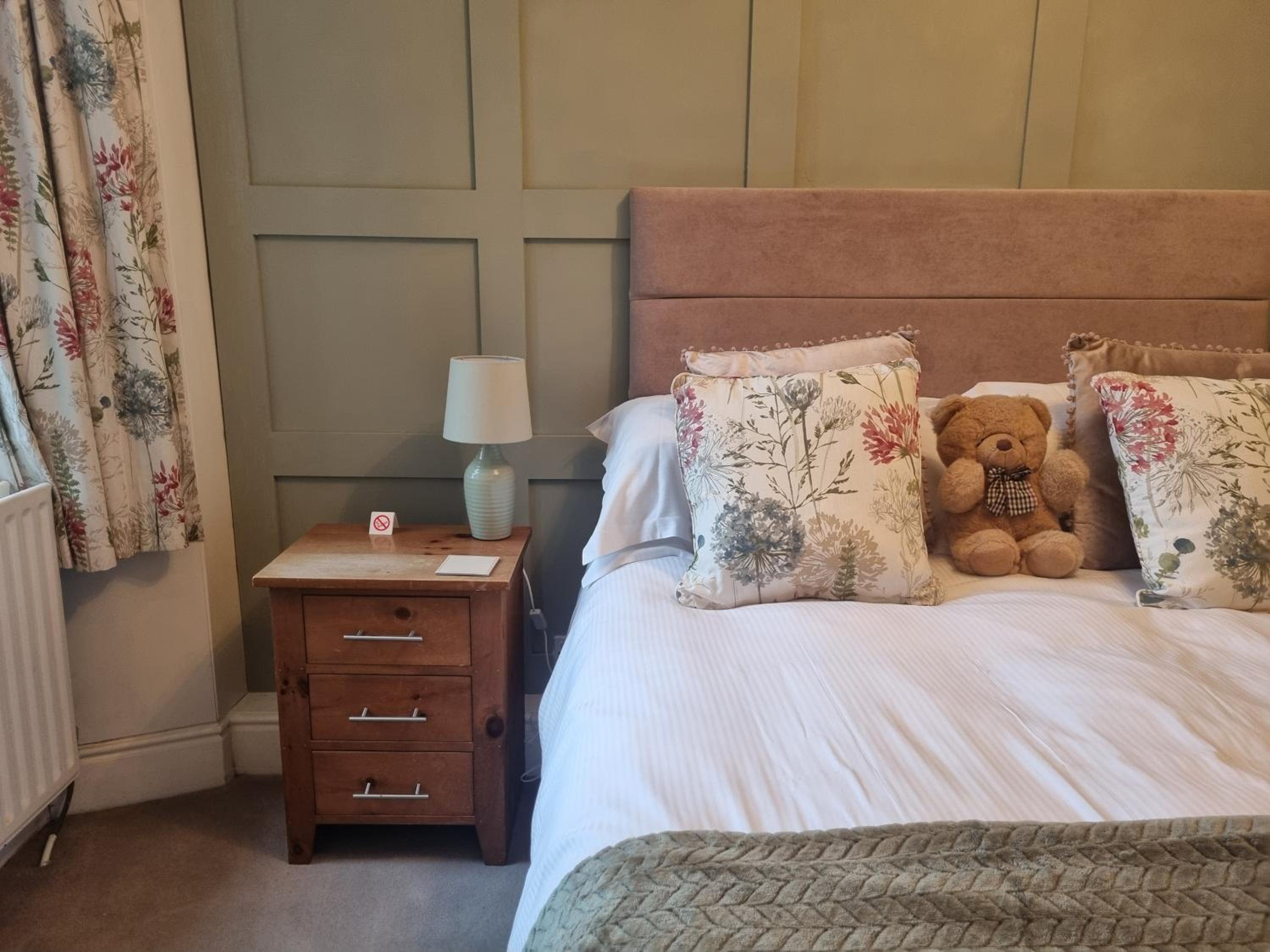 Classic Double Room with En-Suite Shower Room - Photo 1