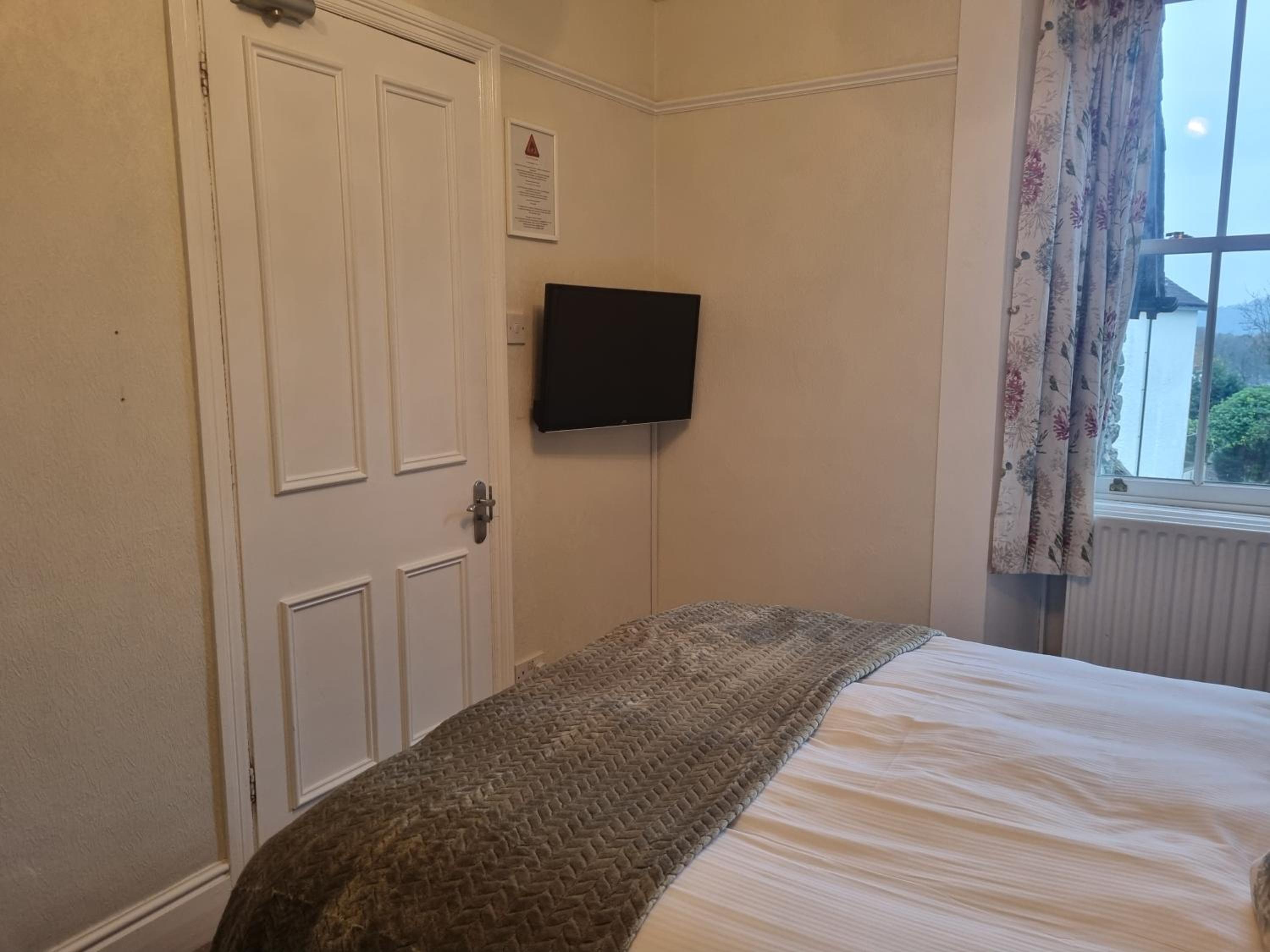 Classic Double Room with En-Suite Shower Room - Photo 3