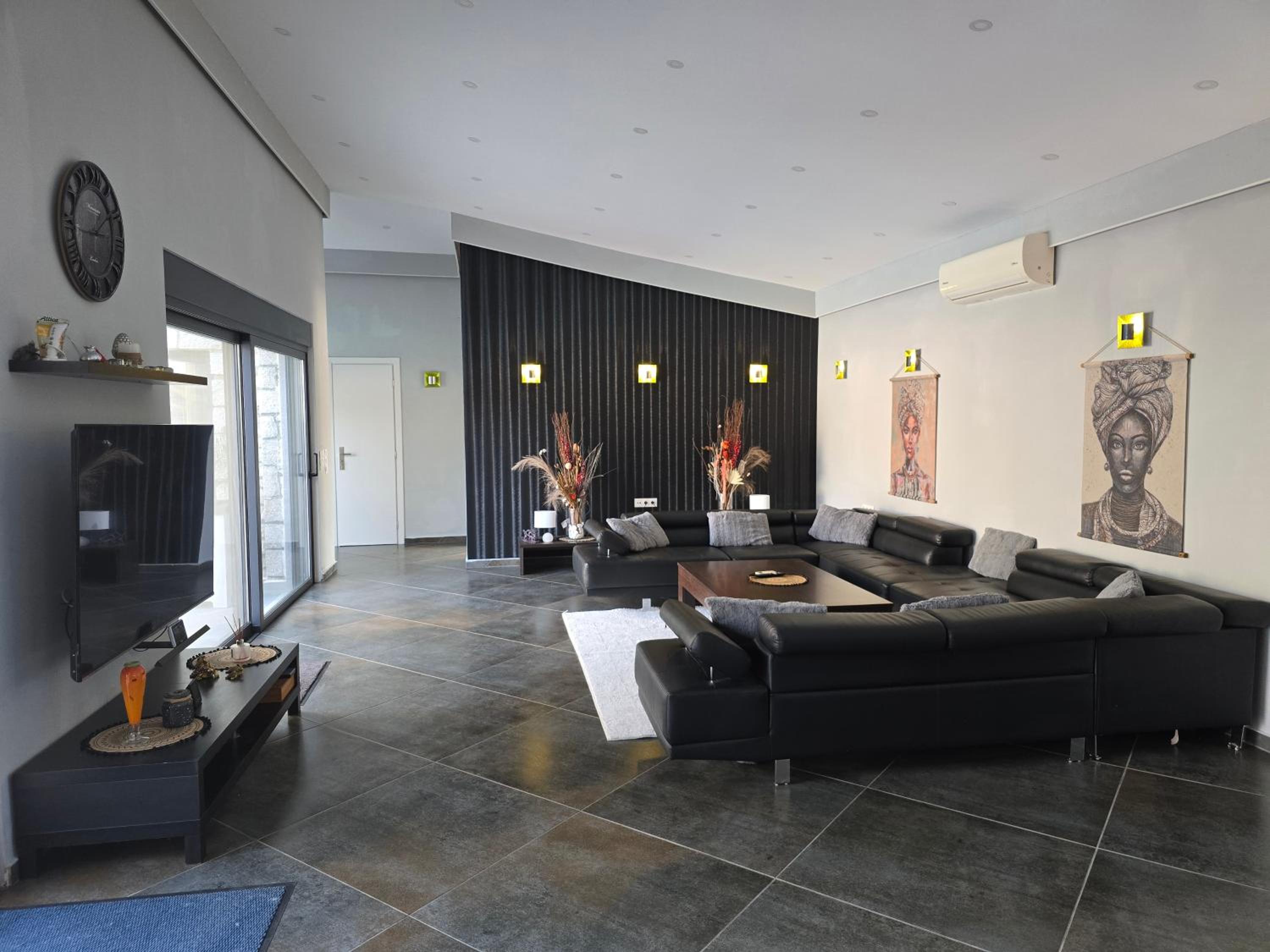 Three-Bedroom Villa photo 1