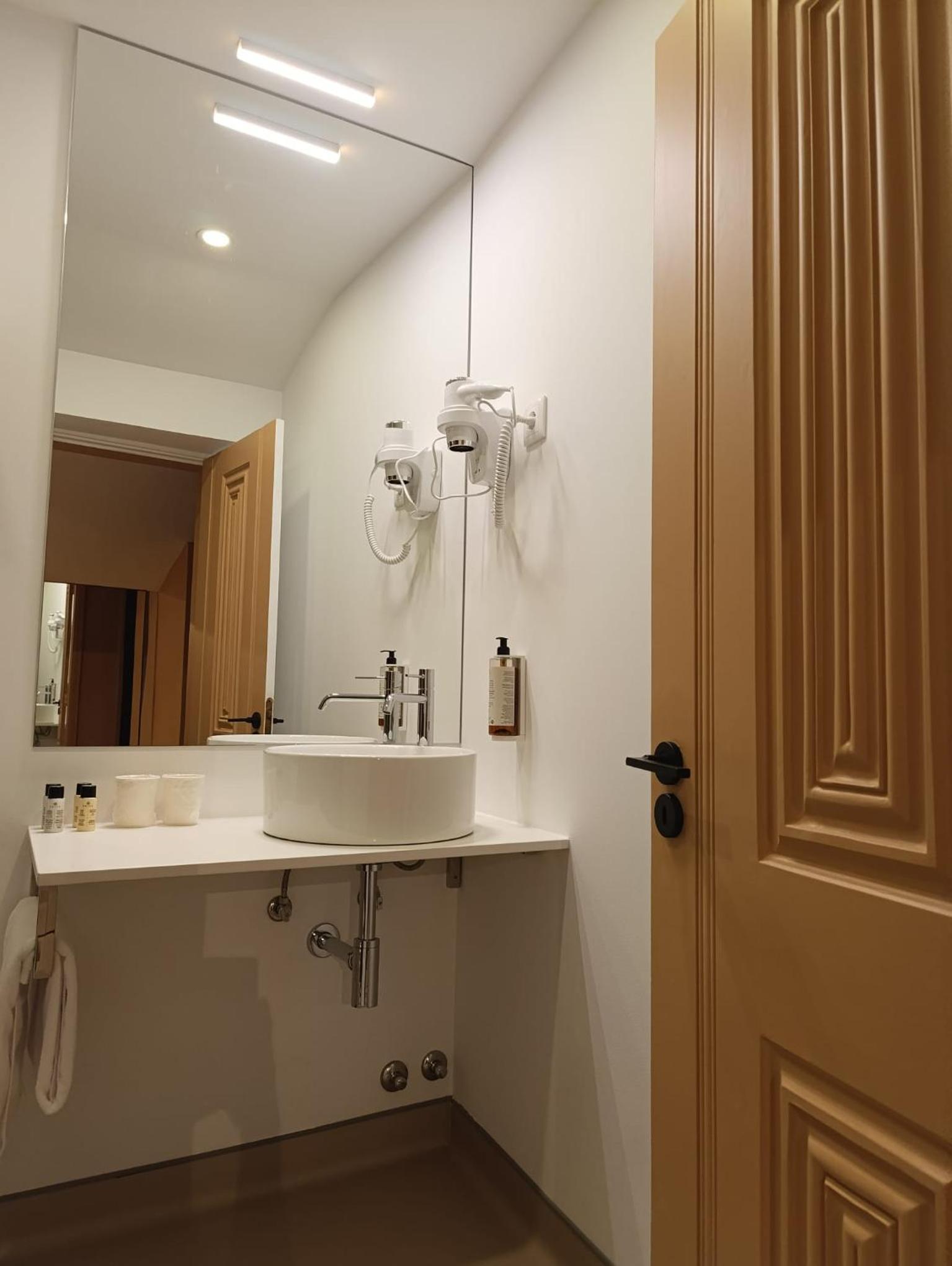 Deluxe Junior Suite - Photo 8