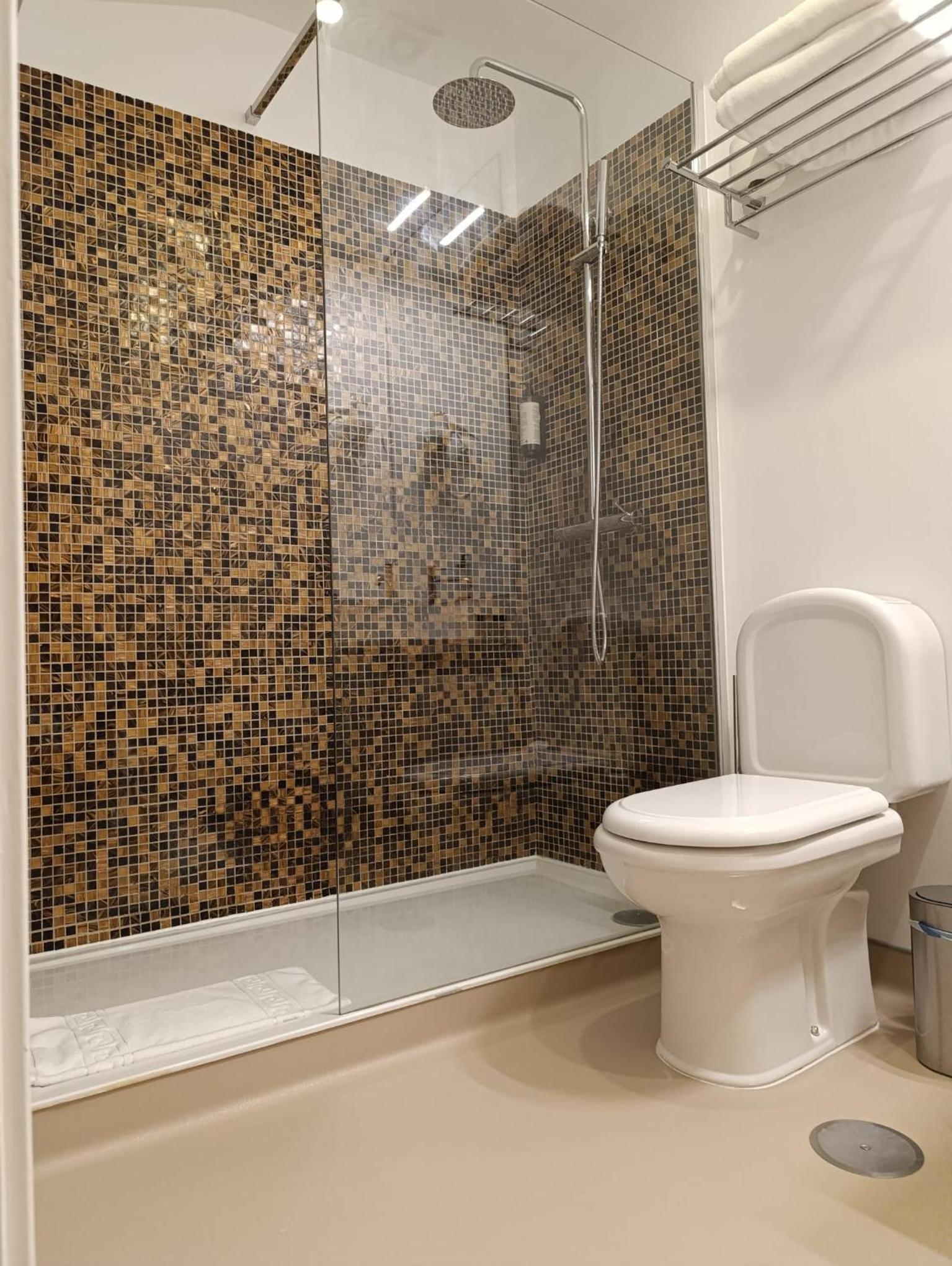 Deluxe Junior Suite - Photo 9