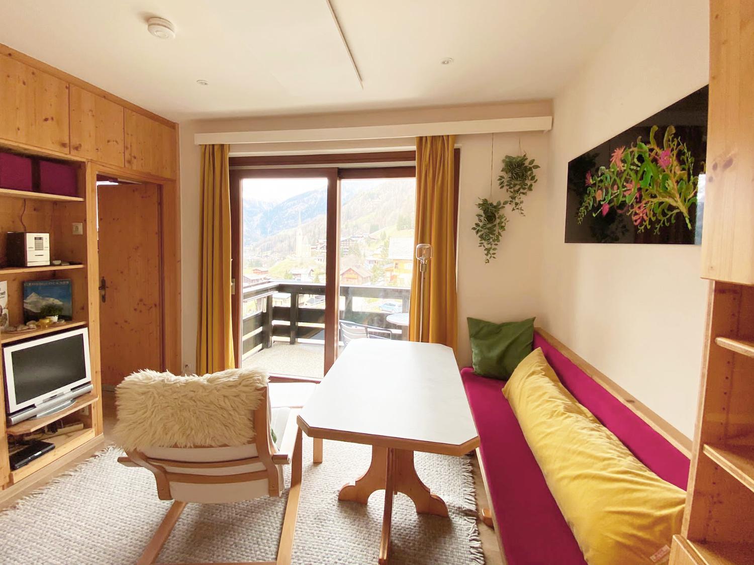 One-Bedroom Apartment with Balcony and Mountain View   photo 3