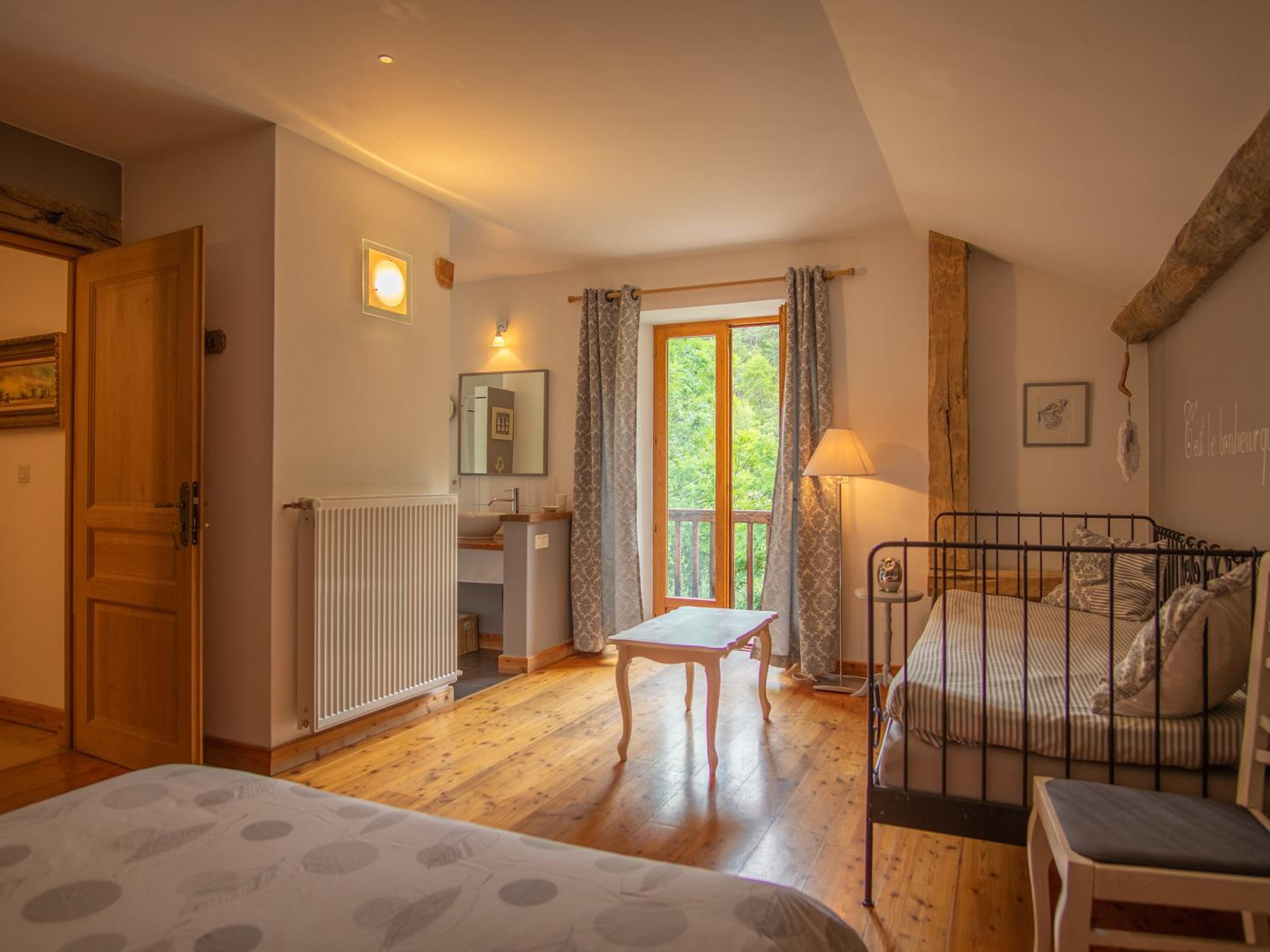 Three-Bedroom Apartment With Mountain View photo 2